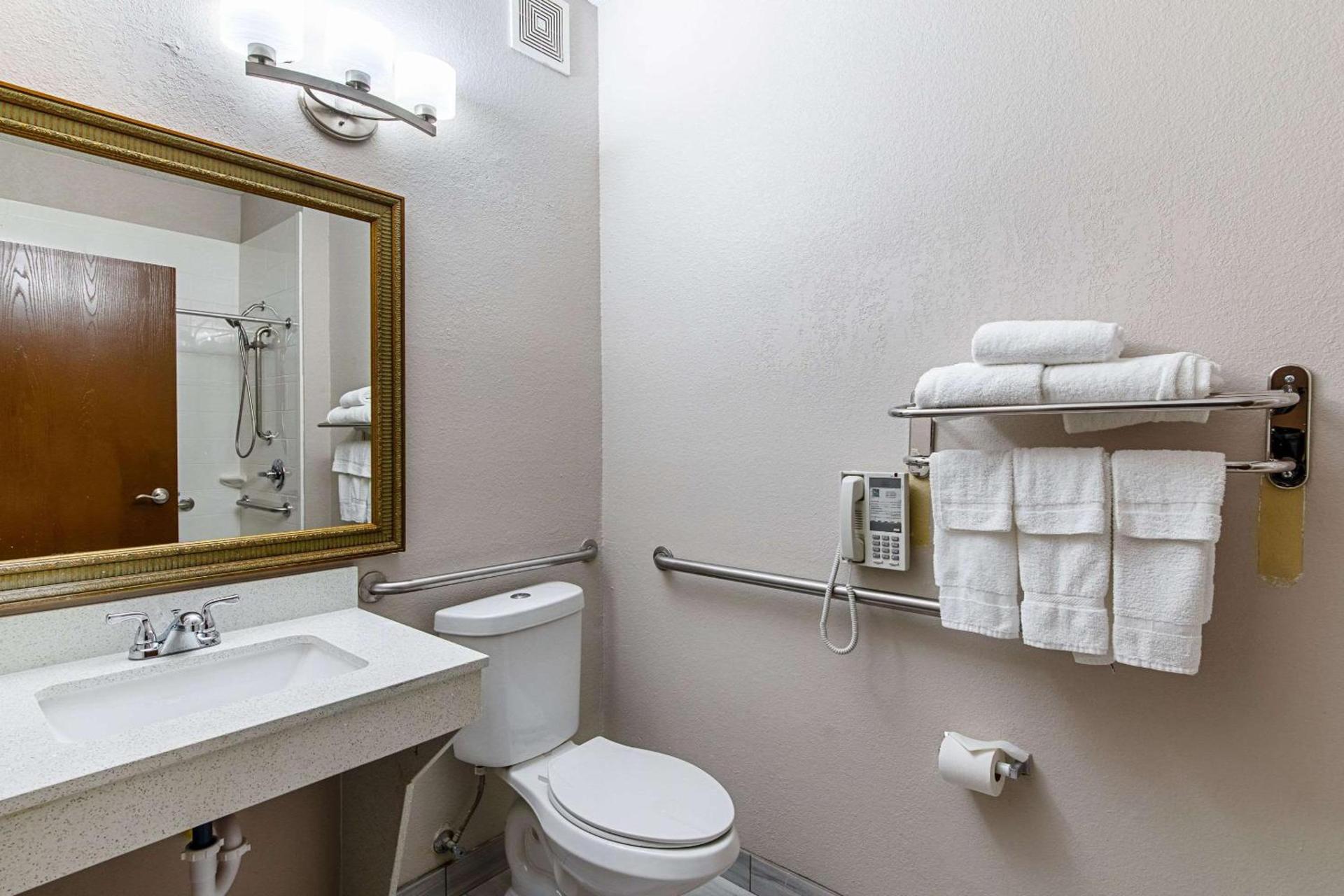 Quality Suites Austin South Street Elmo District photo 16
