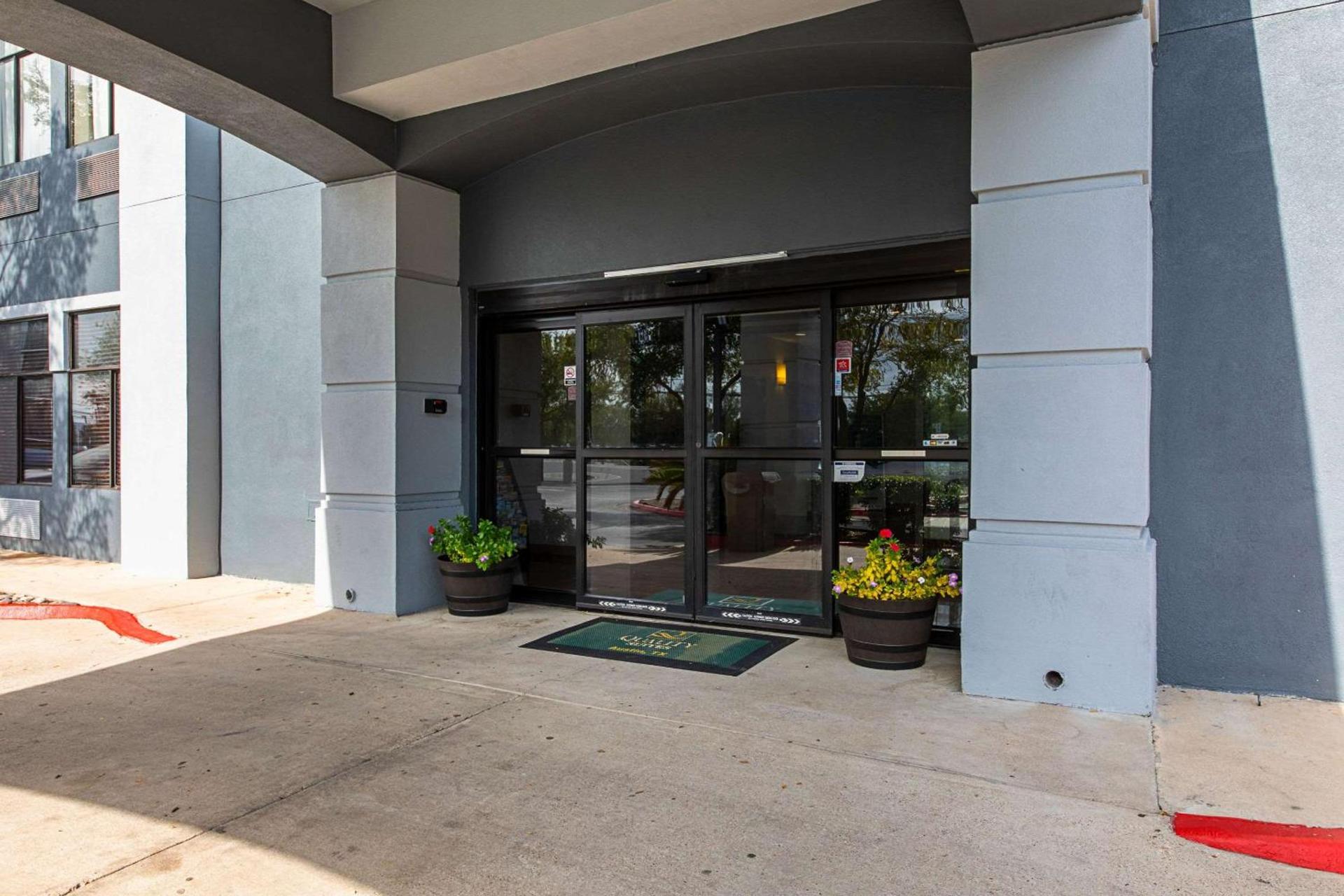 Quality Suites Austin South Street Elmo District photo 17