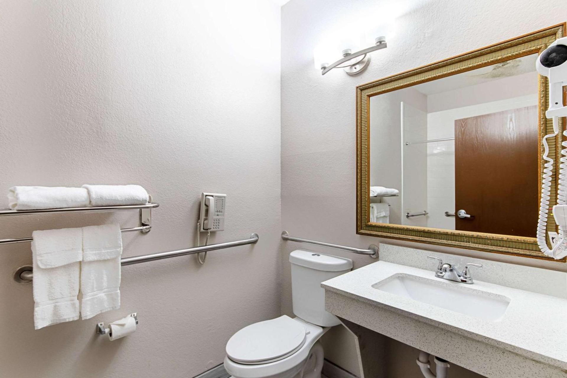 Quality Suites Austin South Street Elmo District photo 15