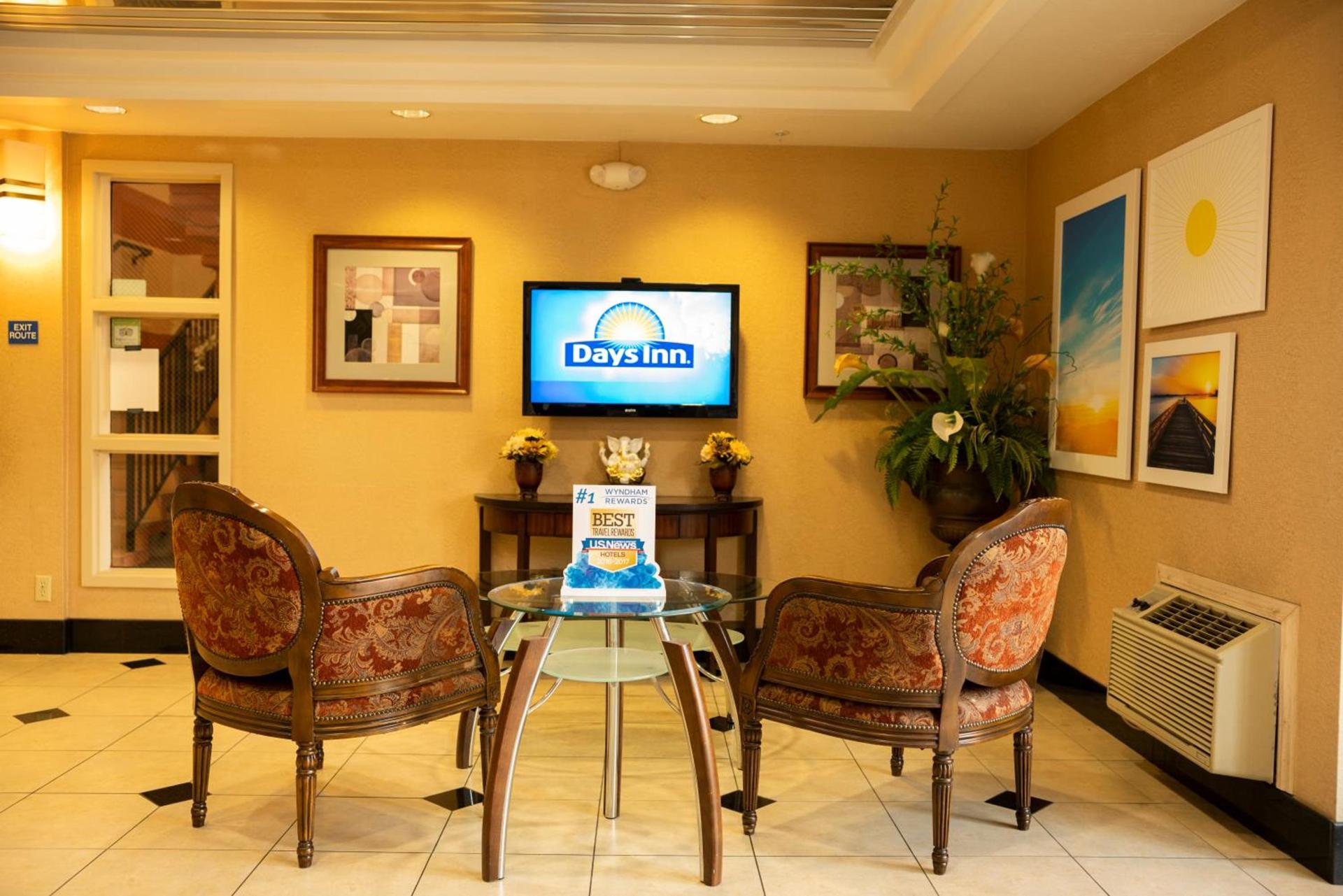 Days Inn by Wyndham Concord photo 3