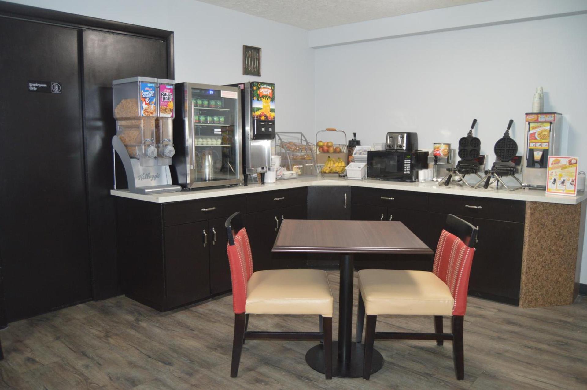 Super 8 by Wyndham Logan photo 18