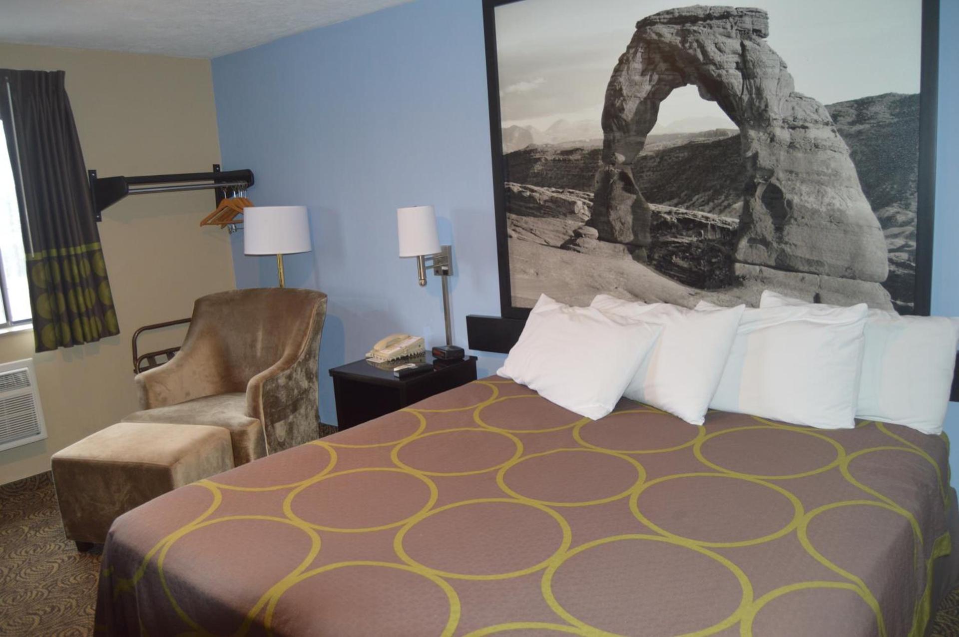 Super 8 by Wyndham Logan photo 17