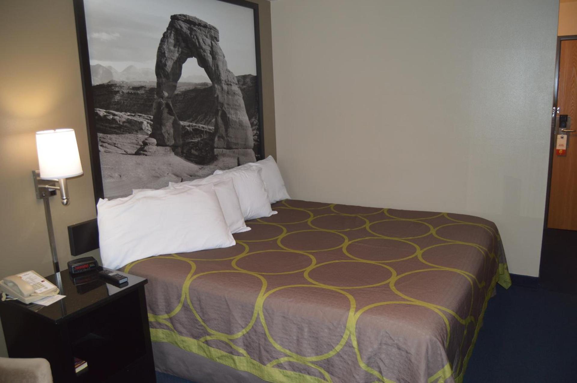 Super 8 by Wyndham Logan photo 16