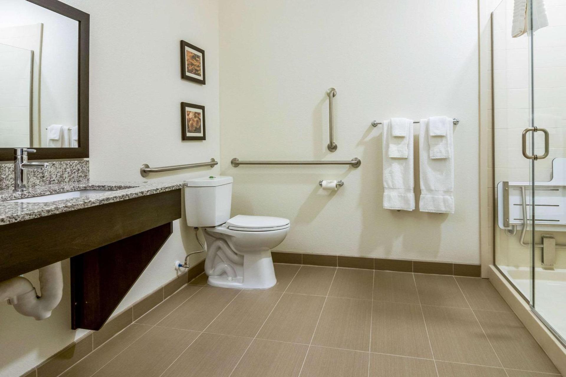 Comfort Suites Wooster near University Campus photo 17