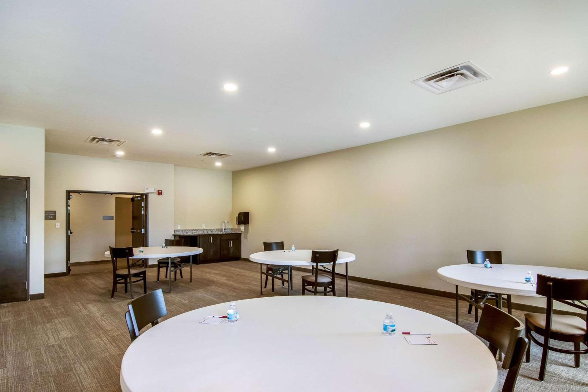 Comfort Suites Wooster near University Campus photo 40