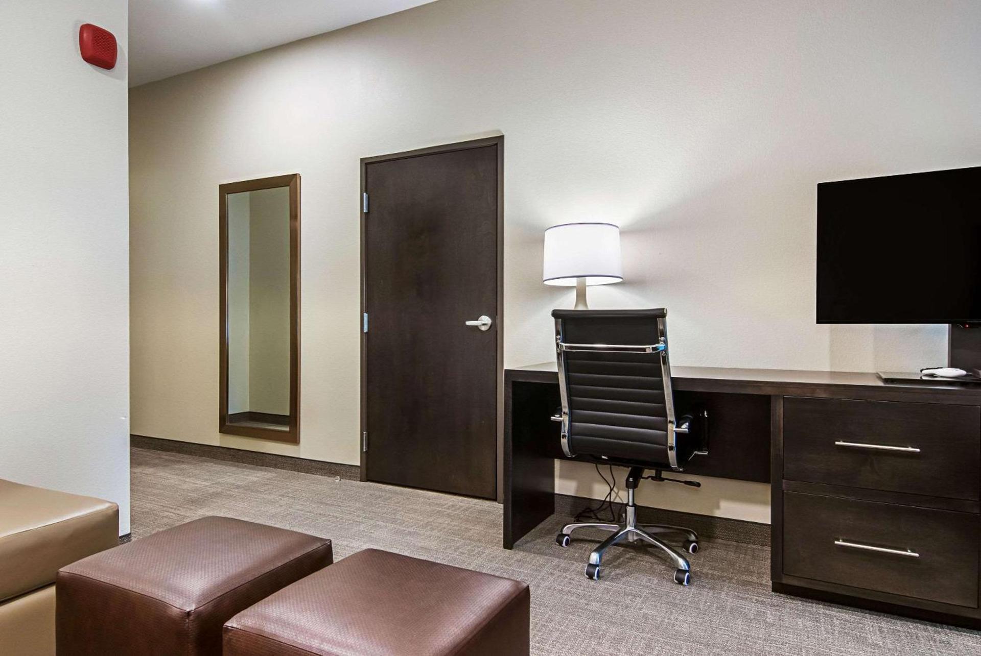 Comfort Suites Wooster near University Campus photo 25