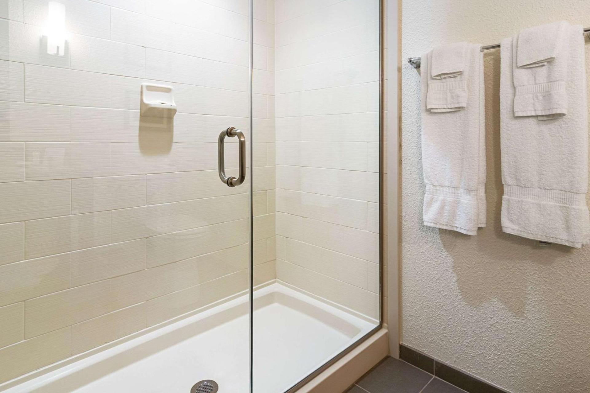 Comfort Suites Wooster near University Campus photo 22