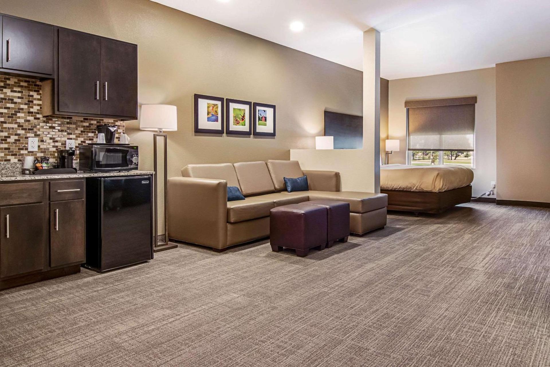 Comfort Suites Wooster near University Campus photo 12