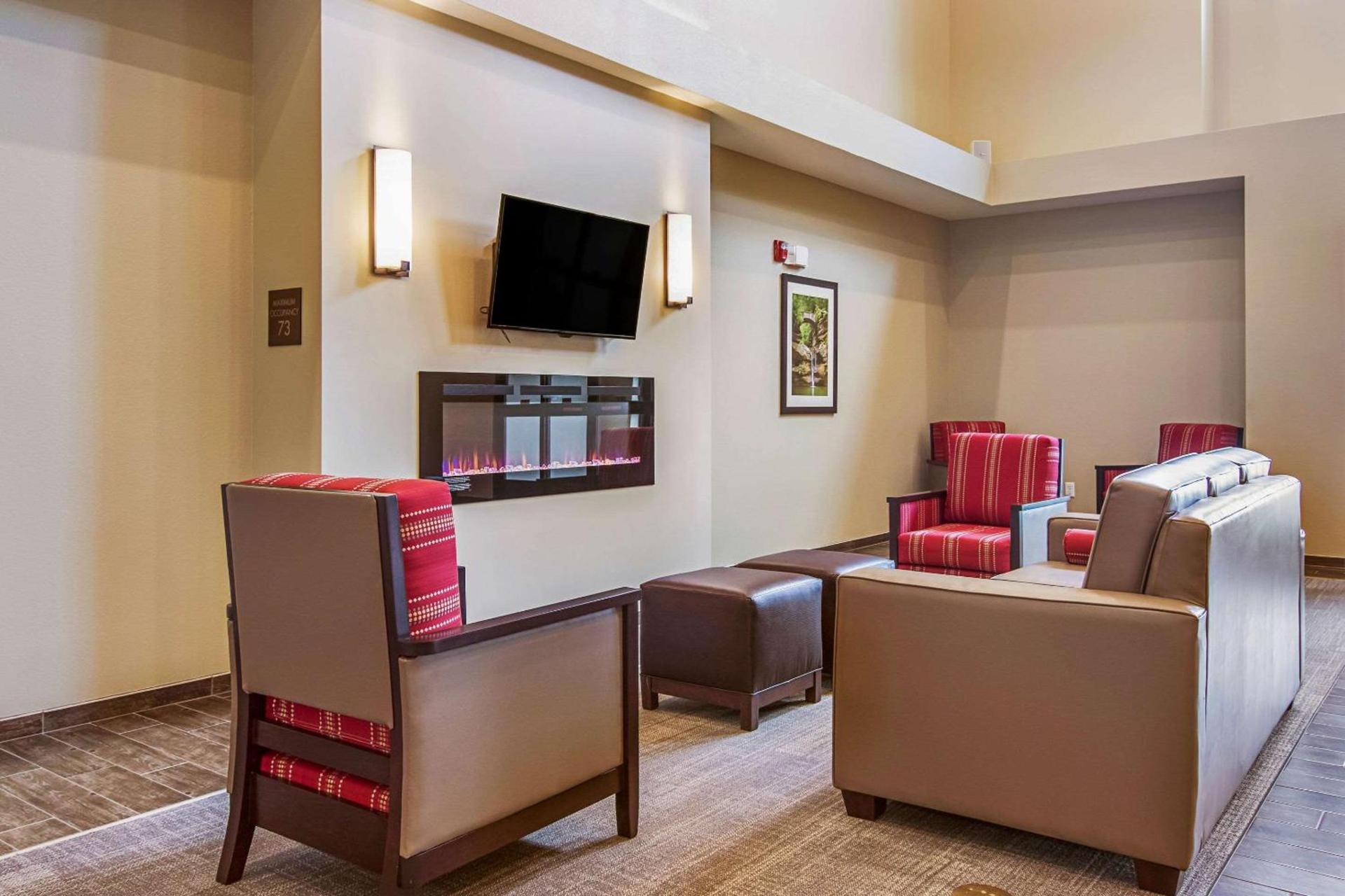 Comfort Suites Wooster near University Campus photo 9