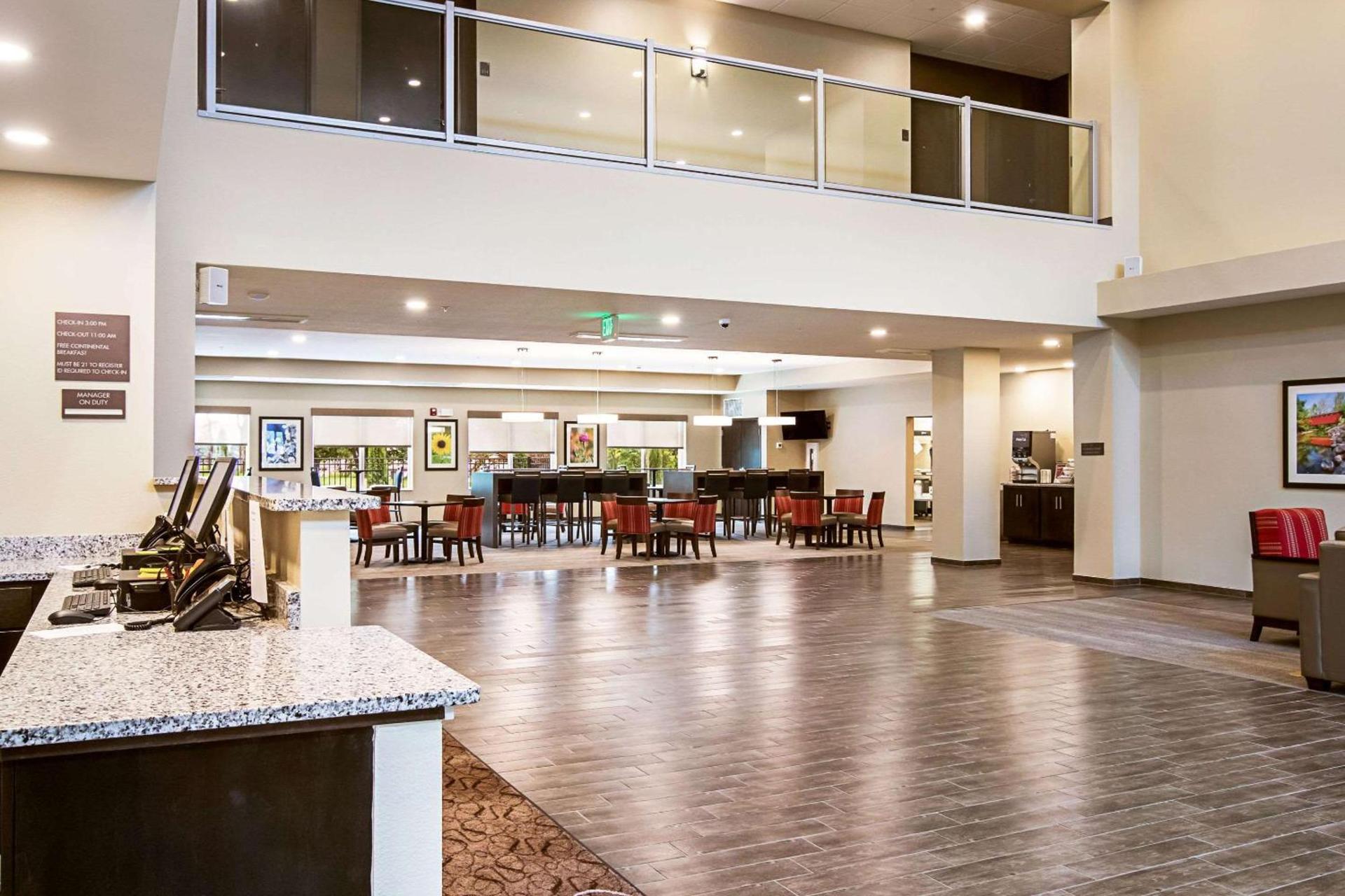 Comfort Suites Wooster near University Campus photo 10