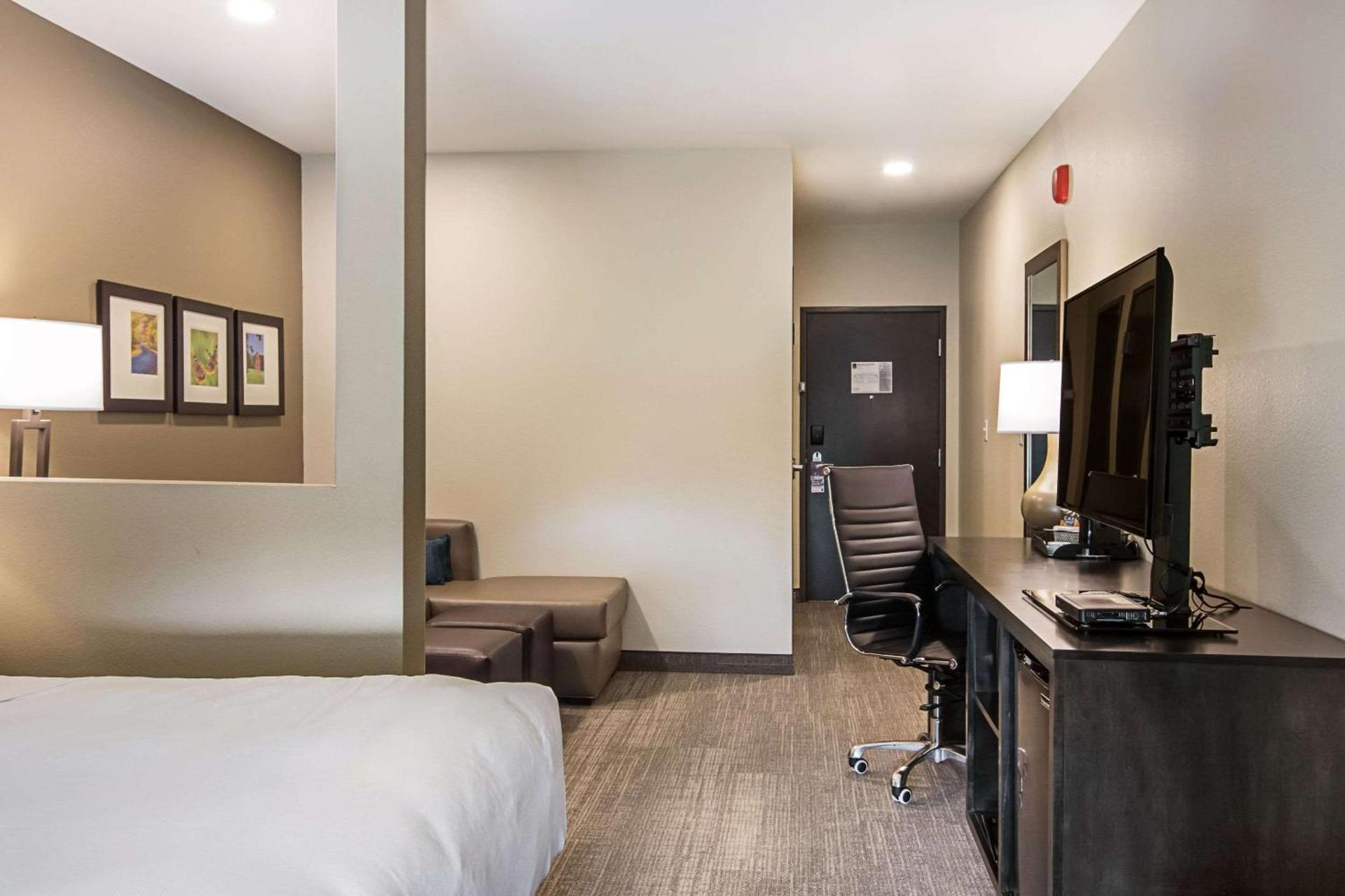 Comfort Suites Wooster near University Campus photo 20