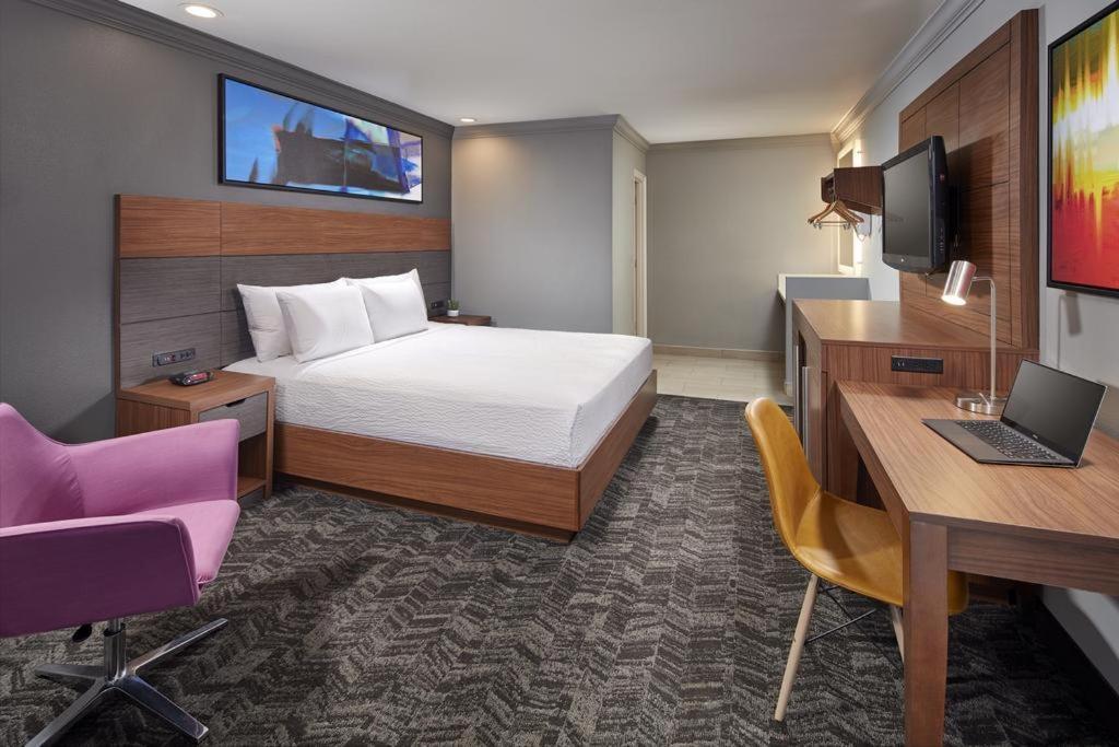 Studio Inn & Suites at Promenade Downey photo 3