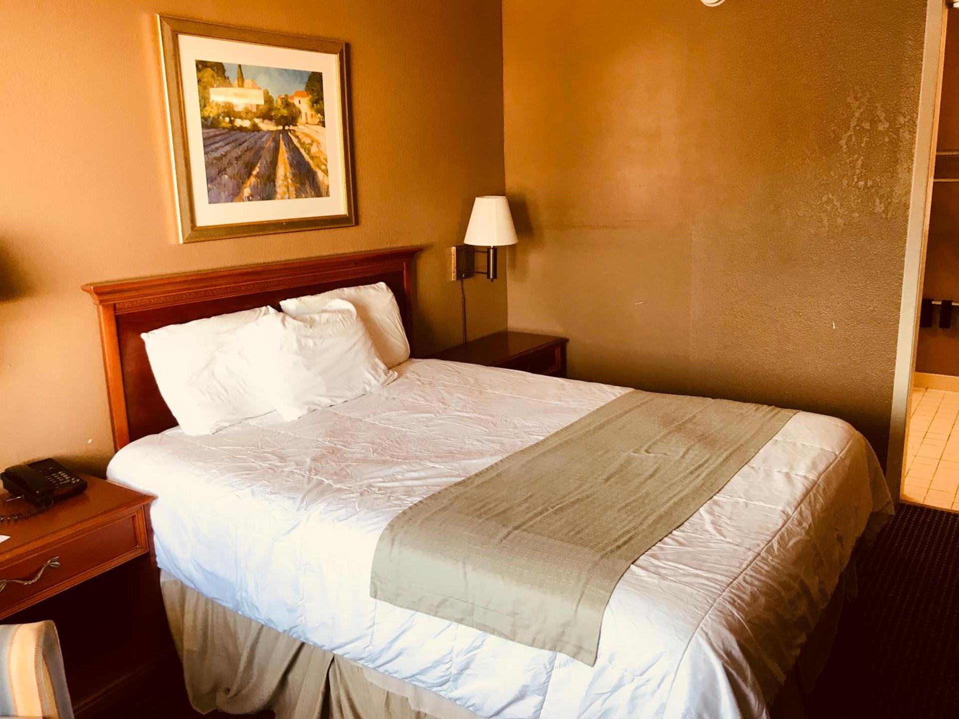 Americas Best Value Inn Laredo photo 52