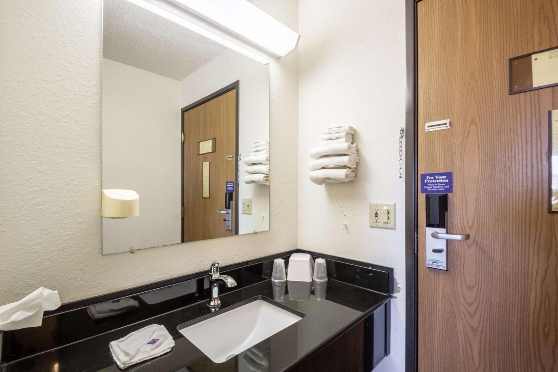 Motel 6-Saukville, WI photo 12