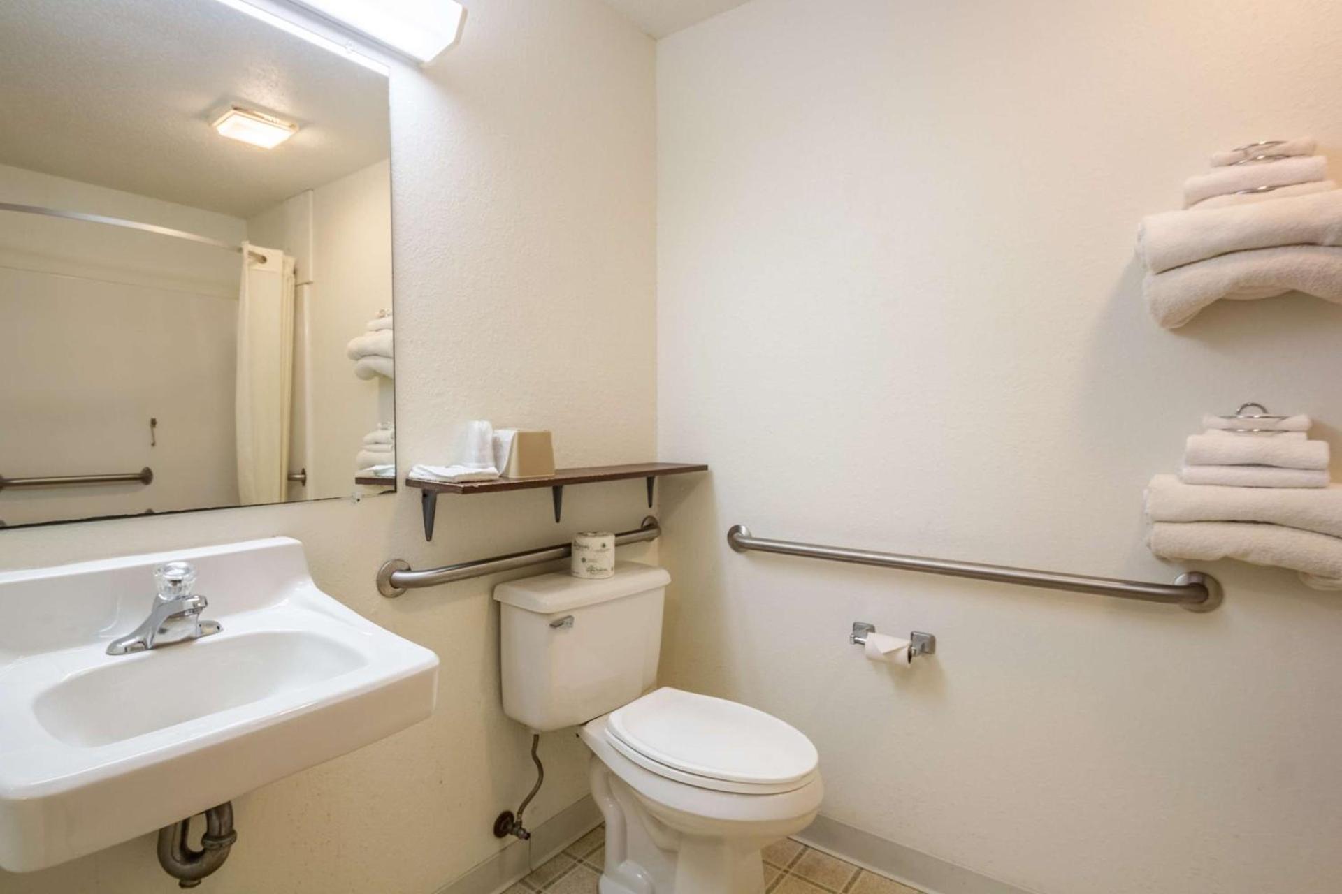 Motel 6-Saukville, WI photo 17