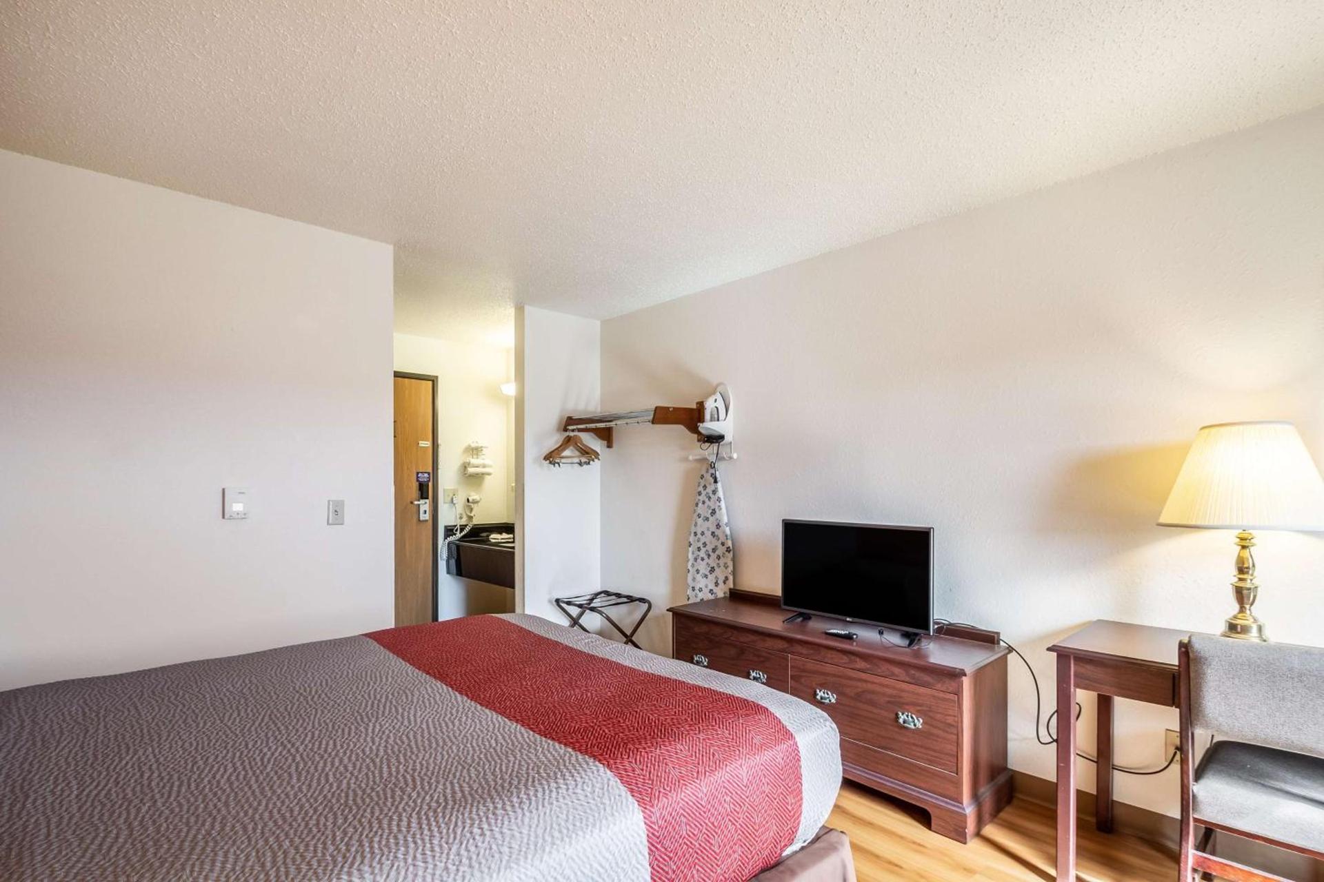 Motel 6-Saukville, WI photo 9