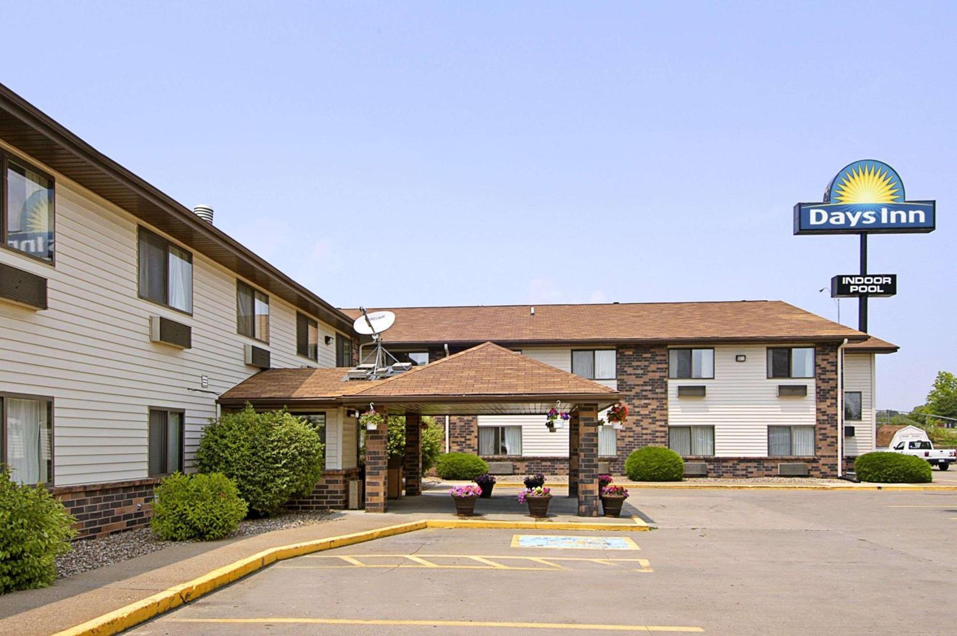Days Inn & Suites by Wyndham Davenport East — hotel in Davenport