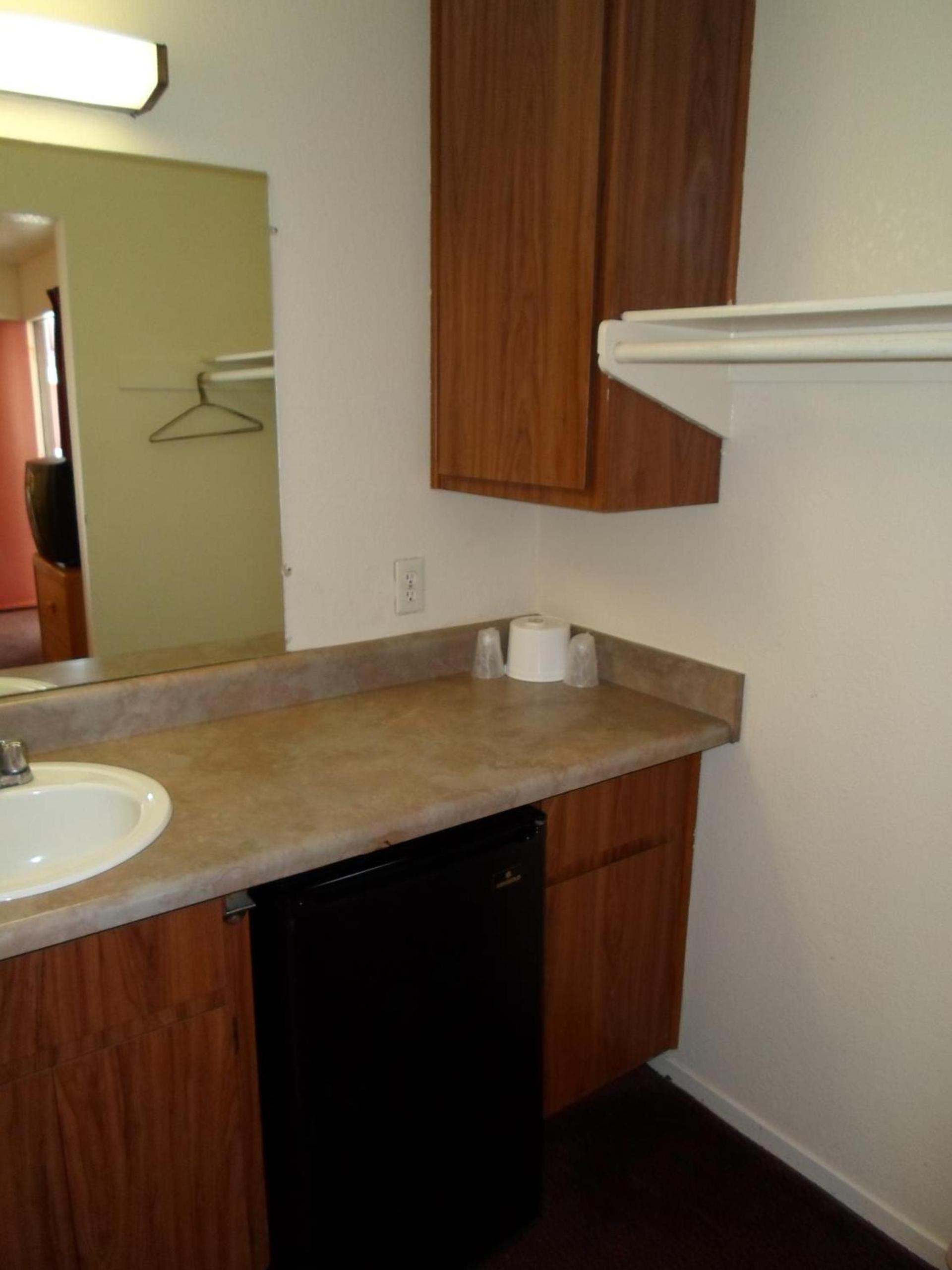 EZ 8 Motel Newark photo 10
