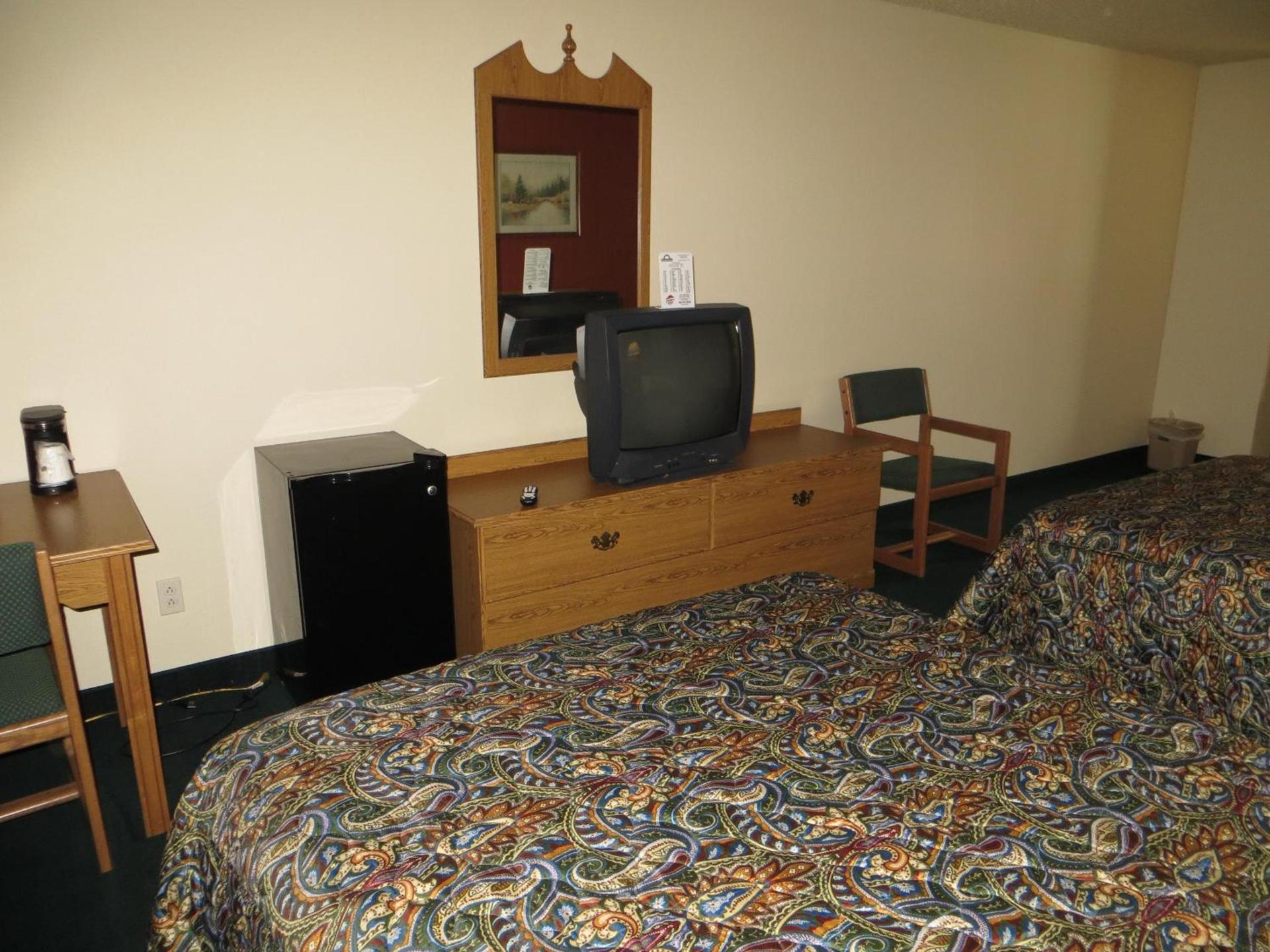 Days Inn by Wyndham Custer photo 21