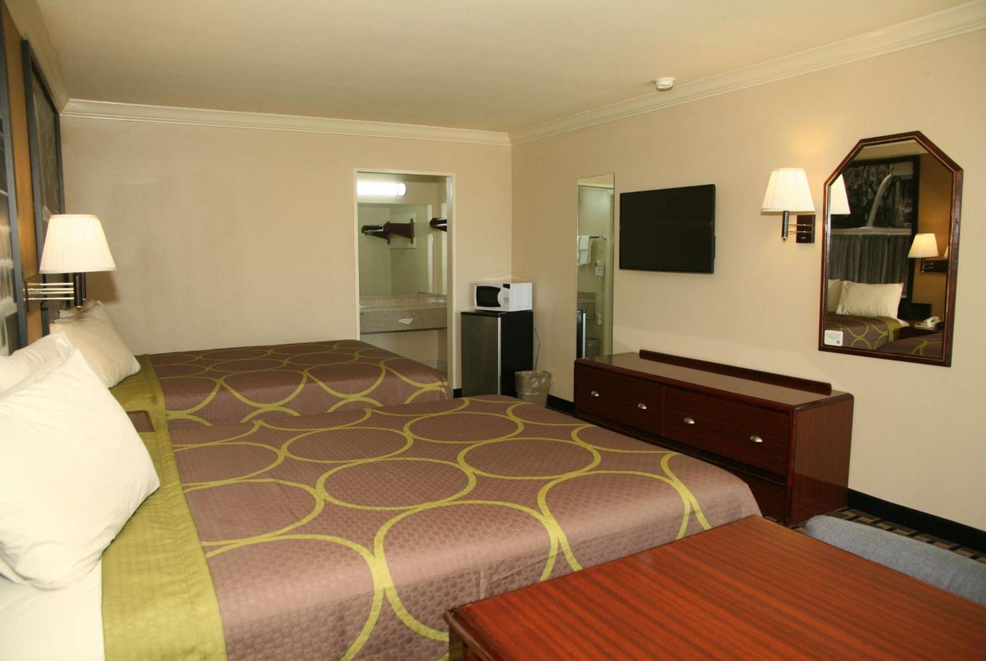 Super 8 by Wyndham Tyler TX photo 7