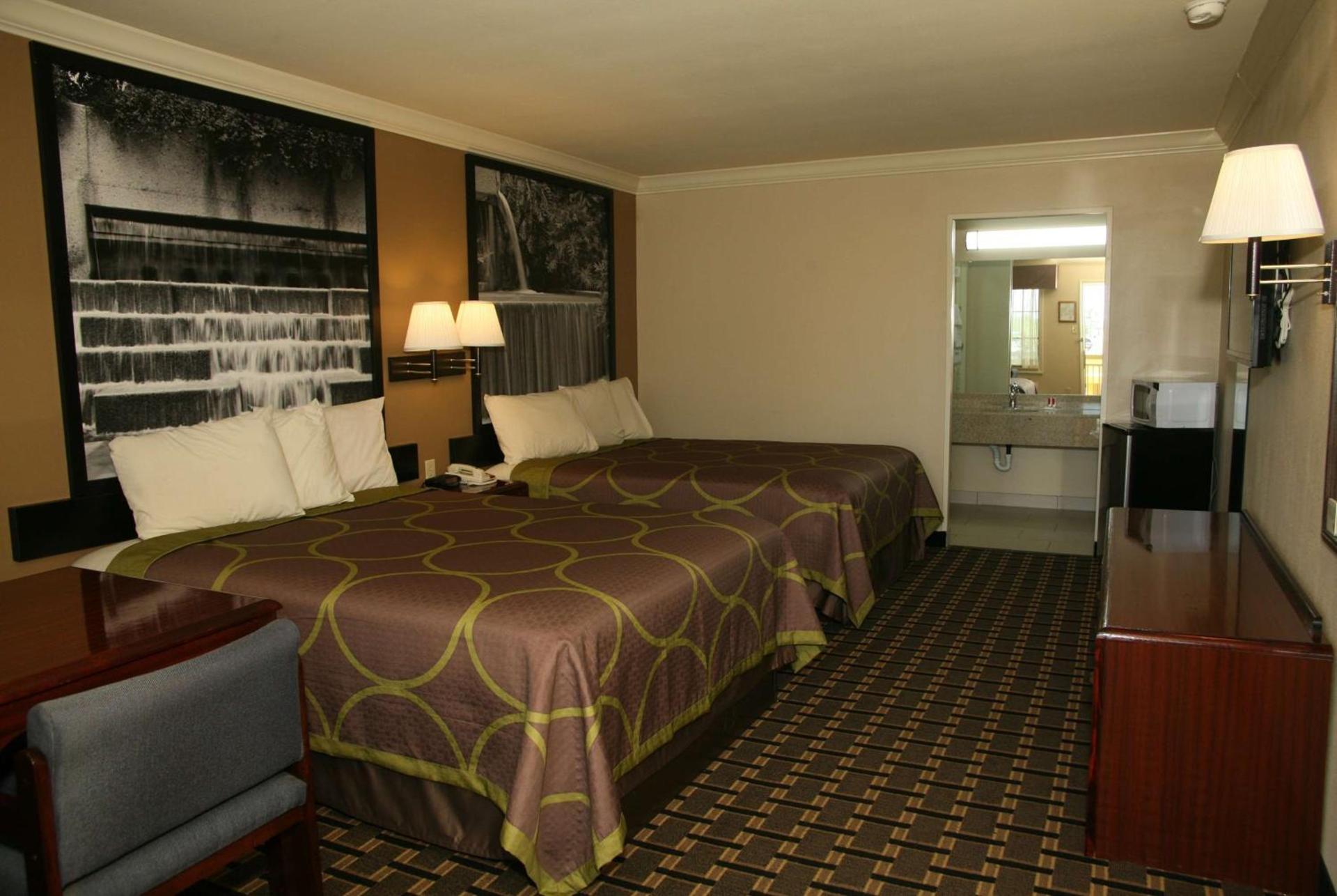 Super 8 by Wyndham Tyler TX photo 6