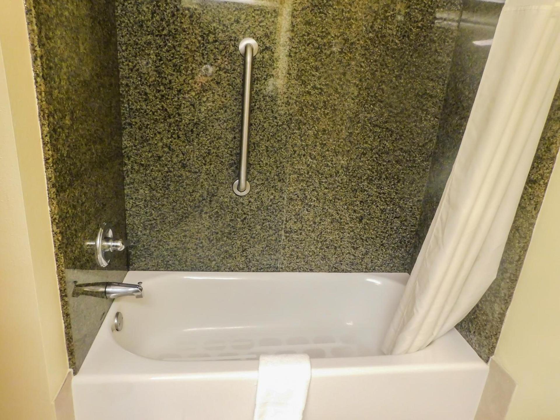 Days Inn & Suites by Wyndham Pocahontas photo 41