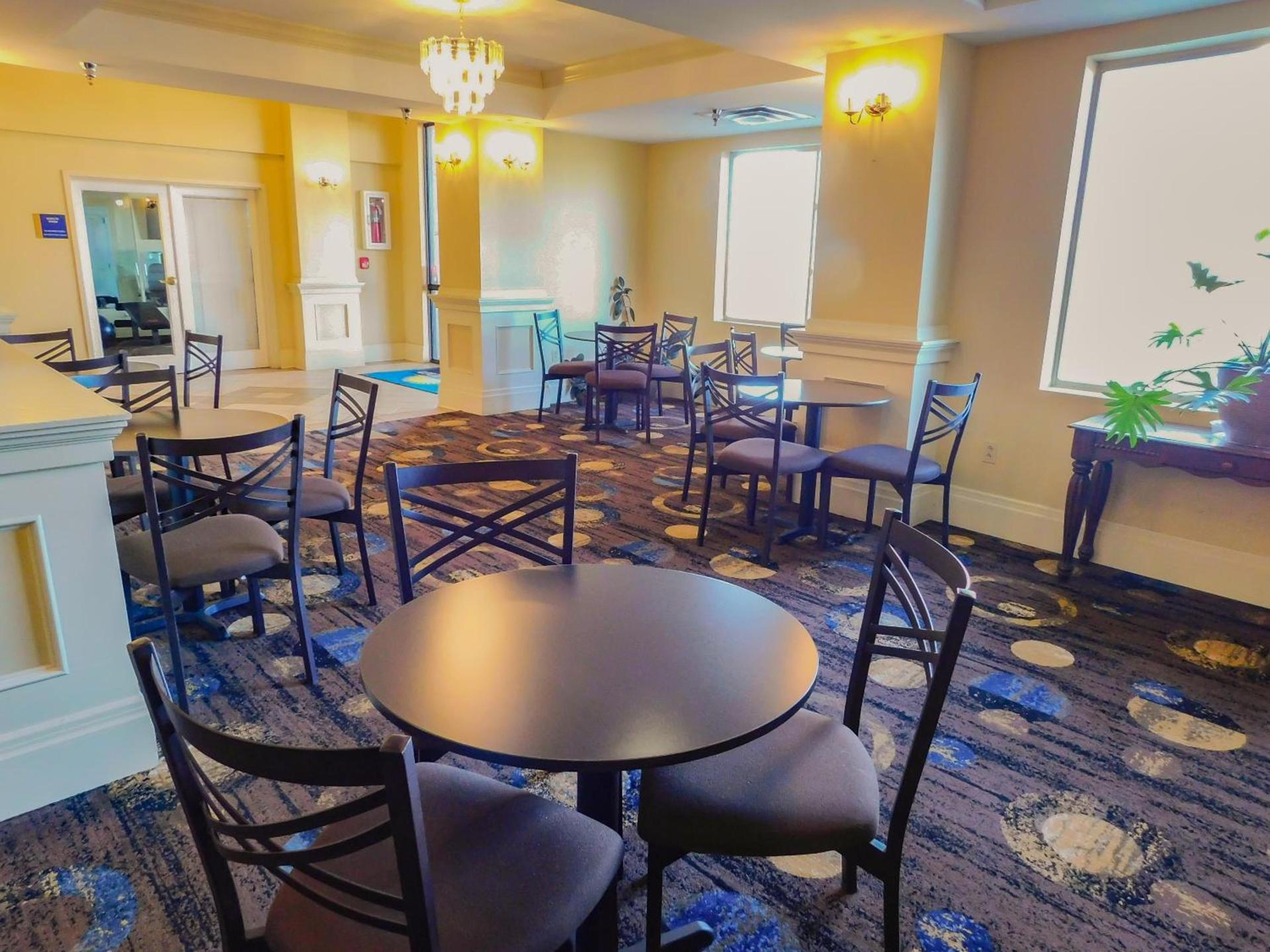 Days Inn & Suites by Wyndham Pocahontas photo 38
