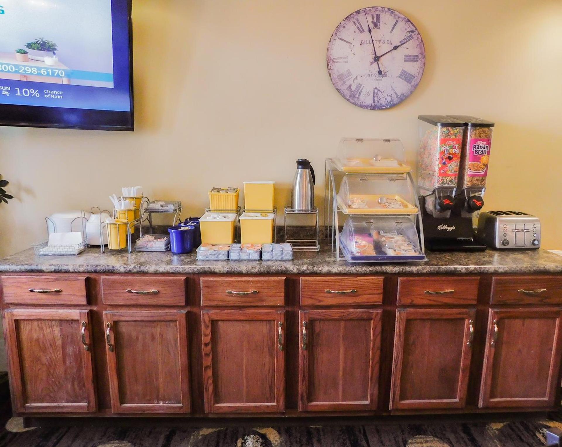 Days Inn & Suites by Wyndham Pocahontas photo 35