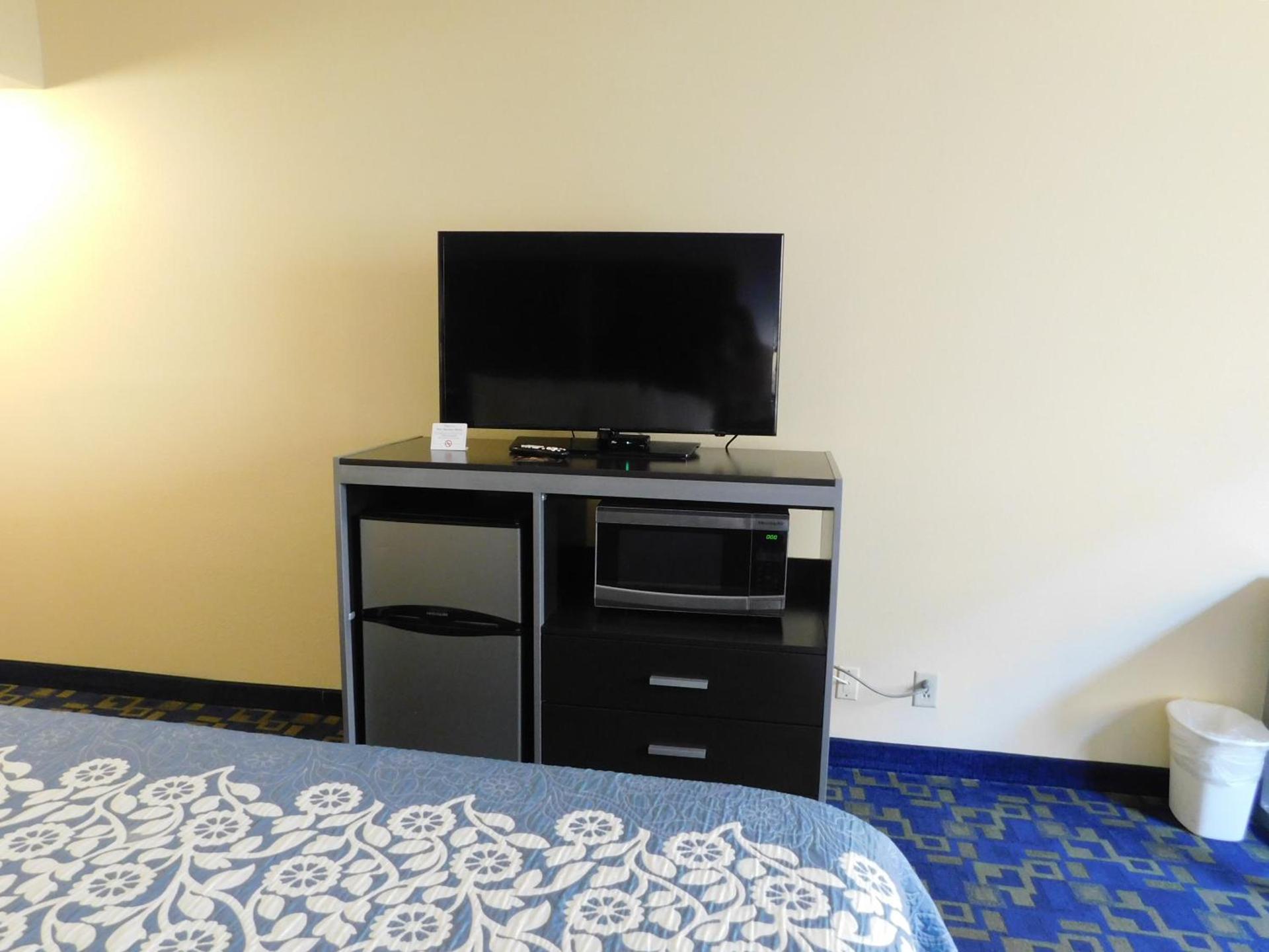 Days Inn & Suites by Wyndham Pocahontas photo 61