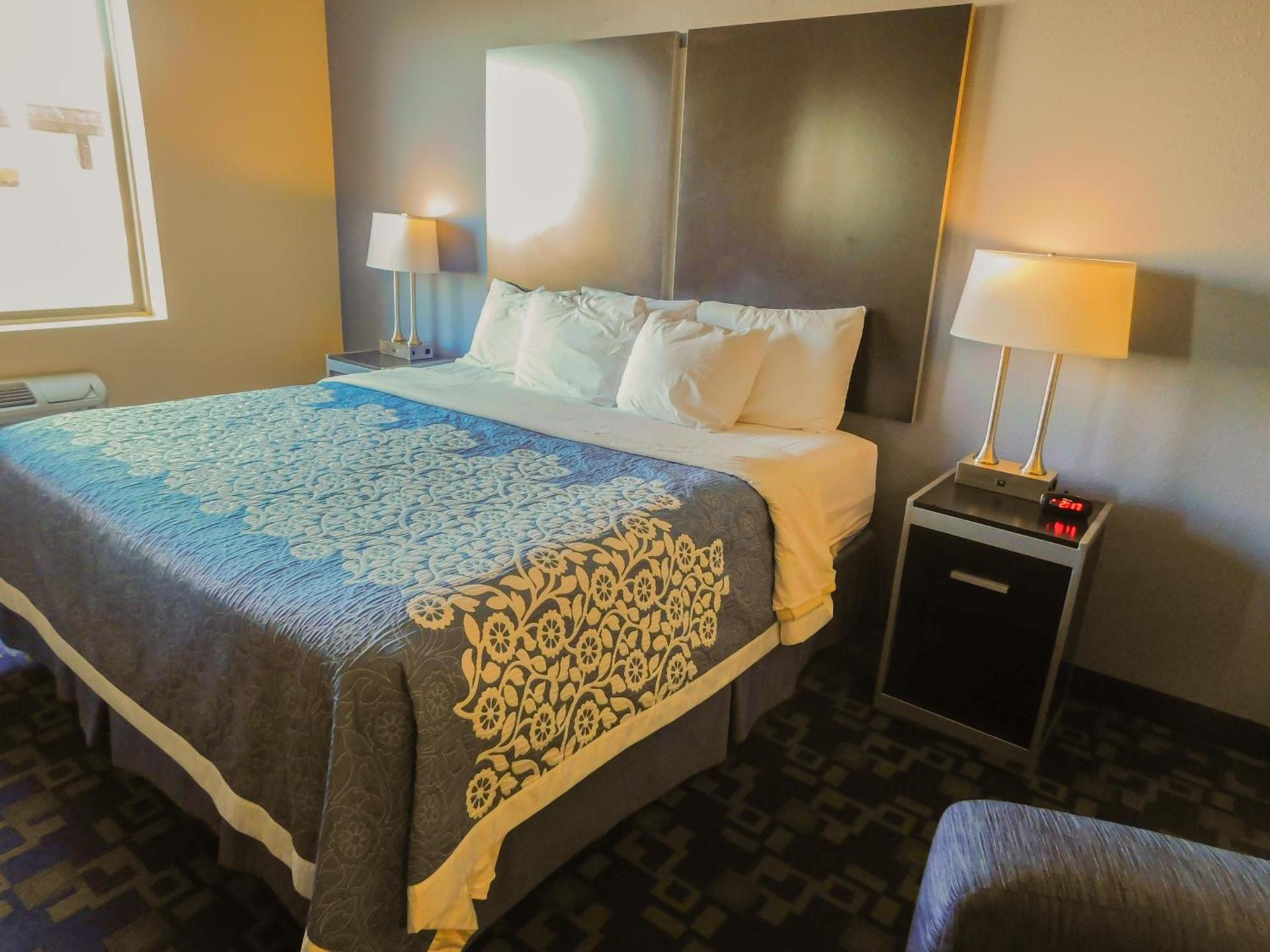 Days Inn & Suites by Wyndham Pocahontas photo 54