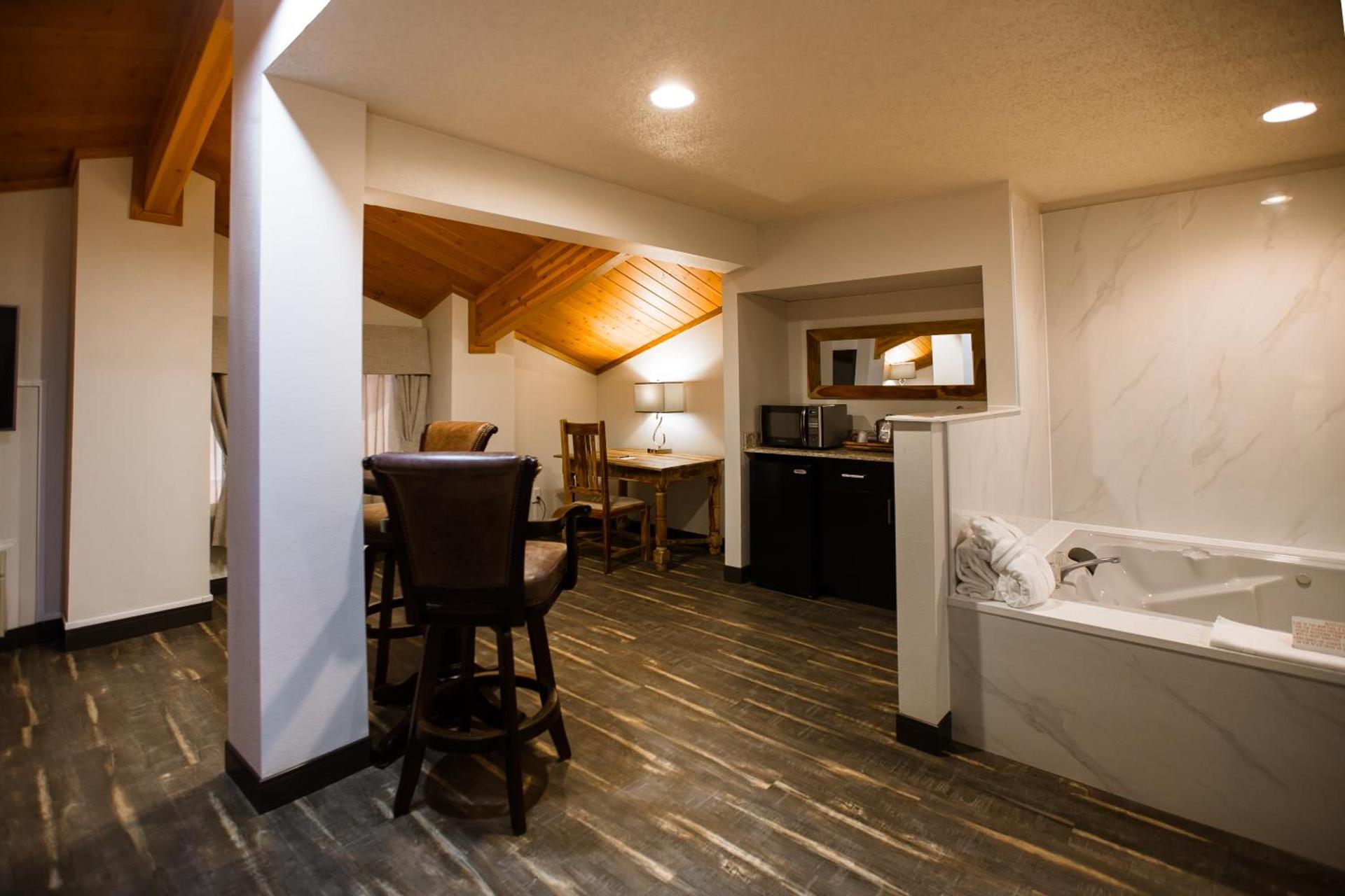 Ten Pin Inn & Suites photo 32
