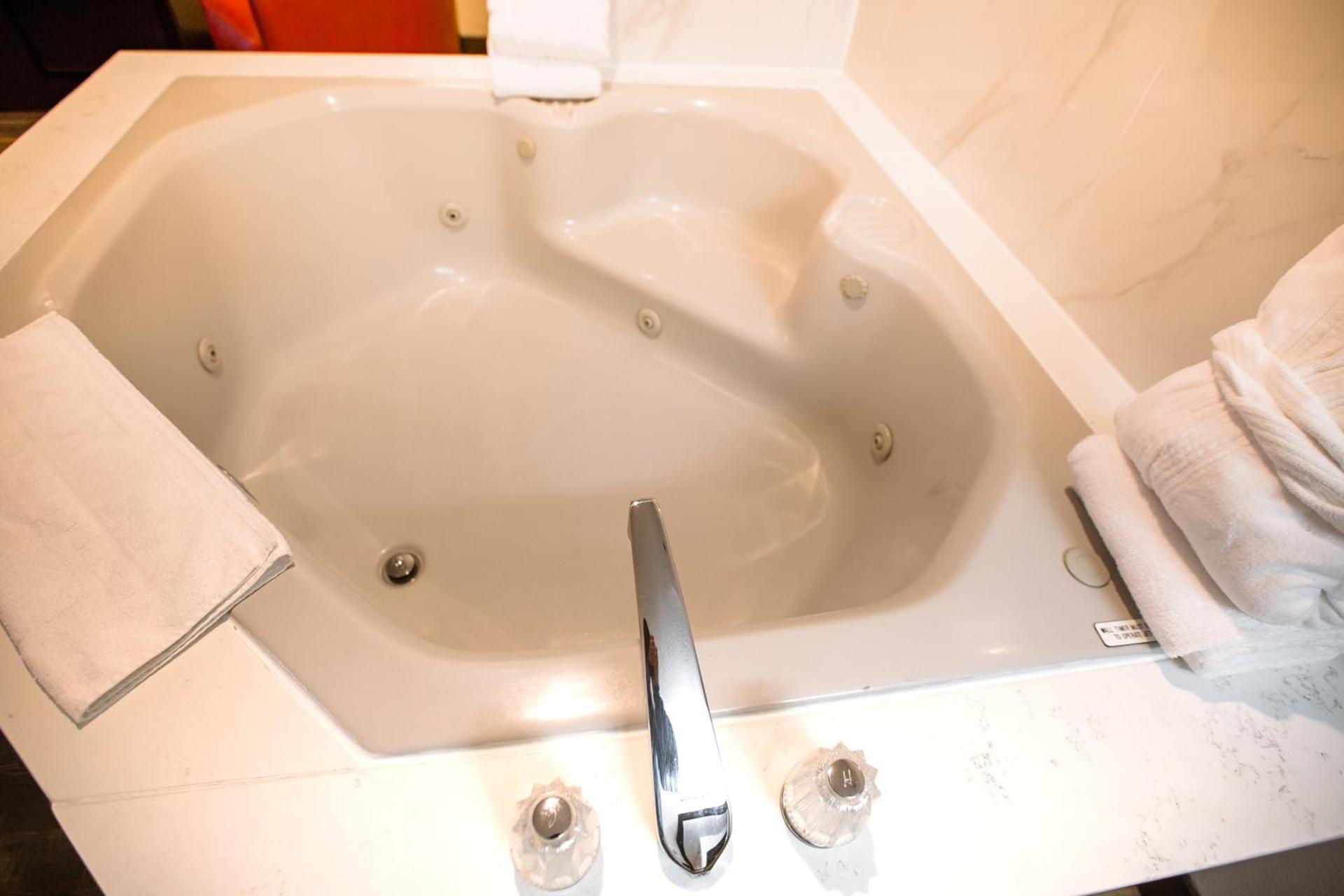 Ten Pin Inn & Suites photo 19