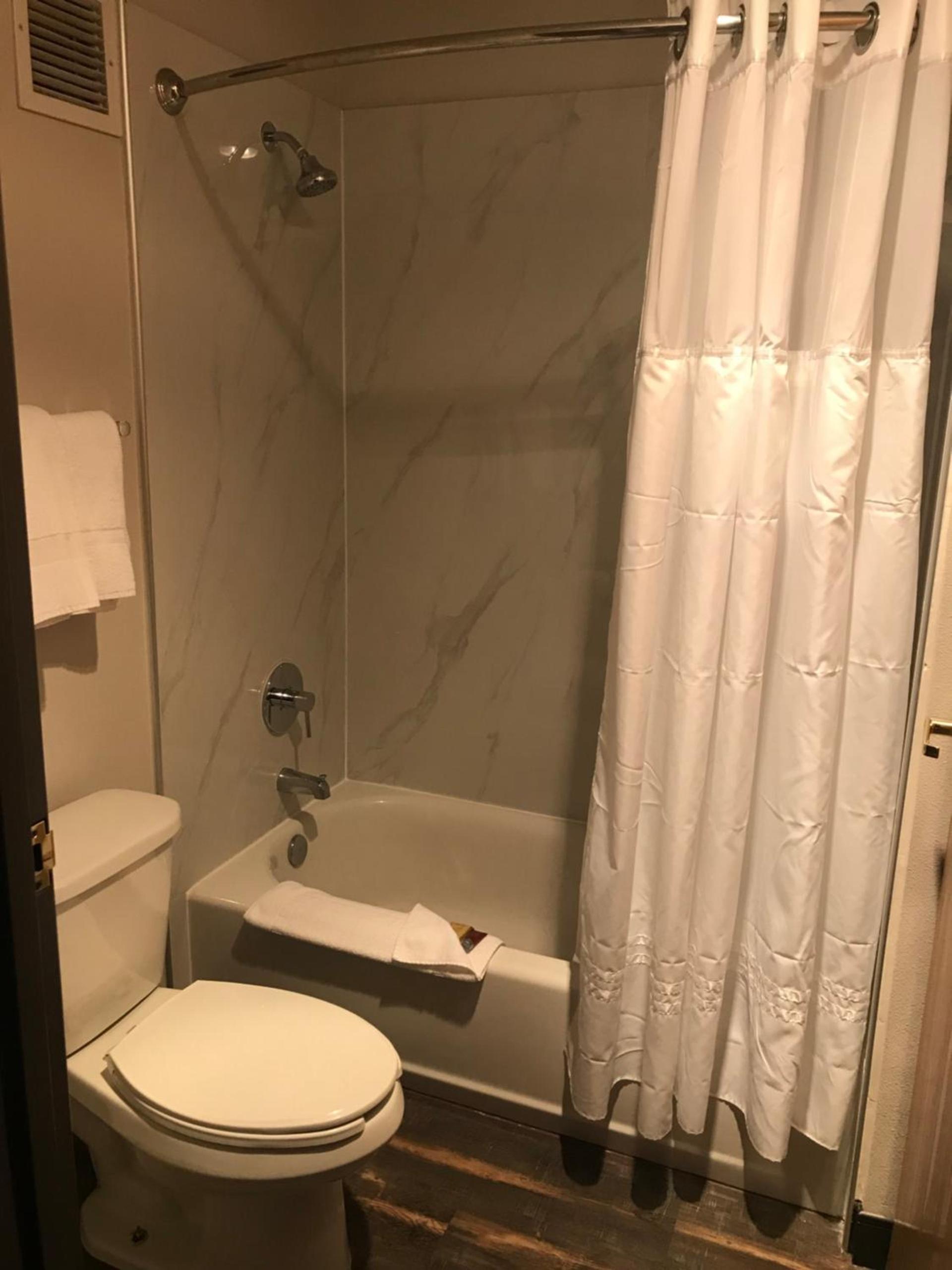 Ten Pin Inn & Suites photo 35