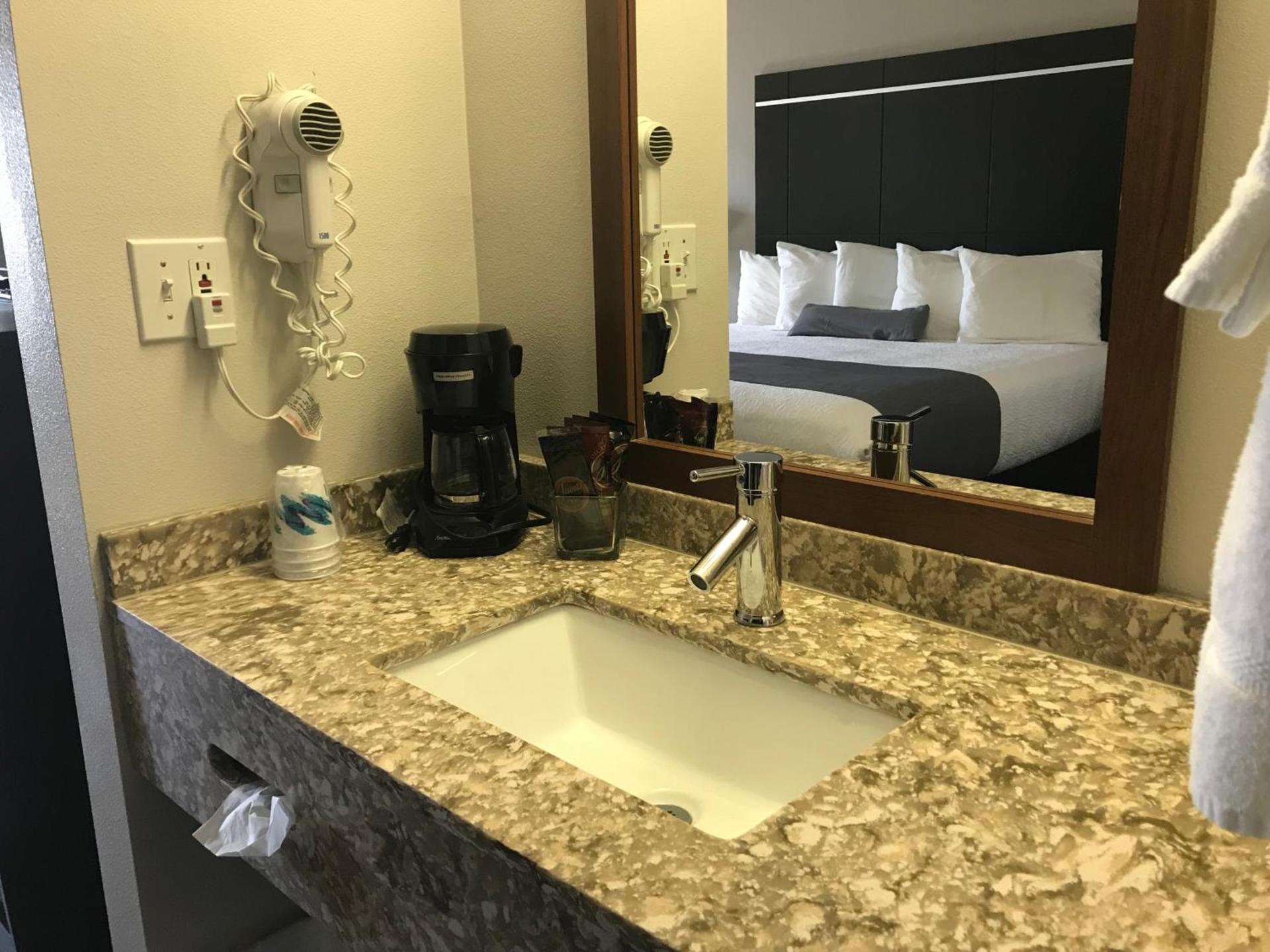 Ten Pin Inn & Suites photo 10