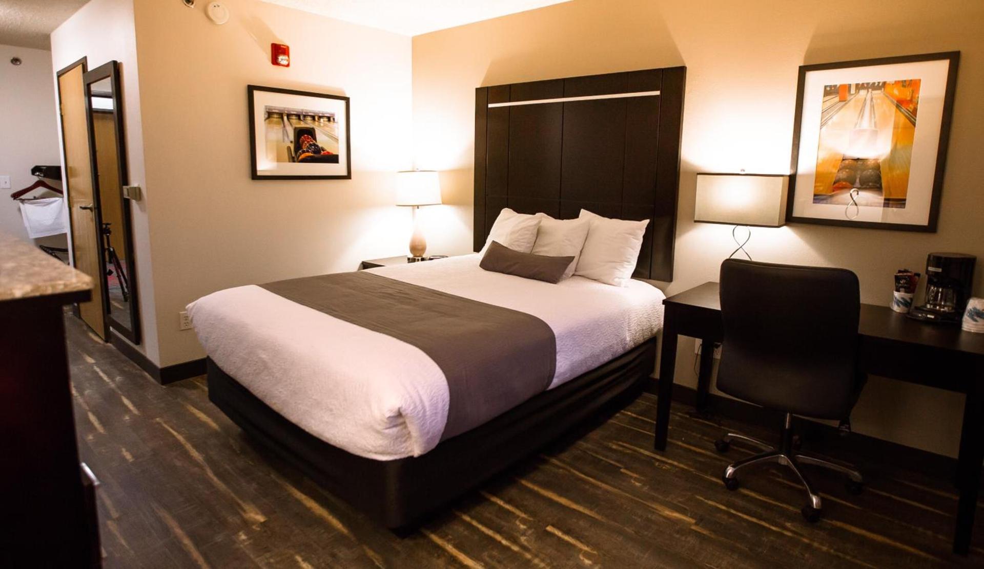 Ten Pin Inn & Suites photo 36