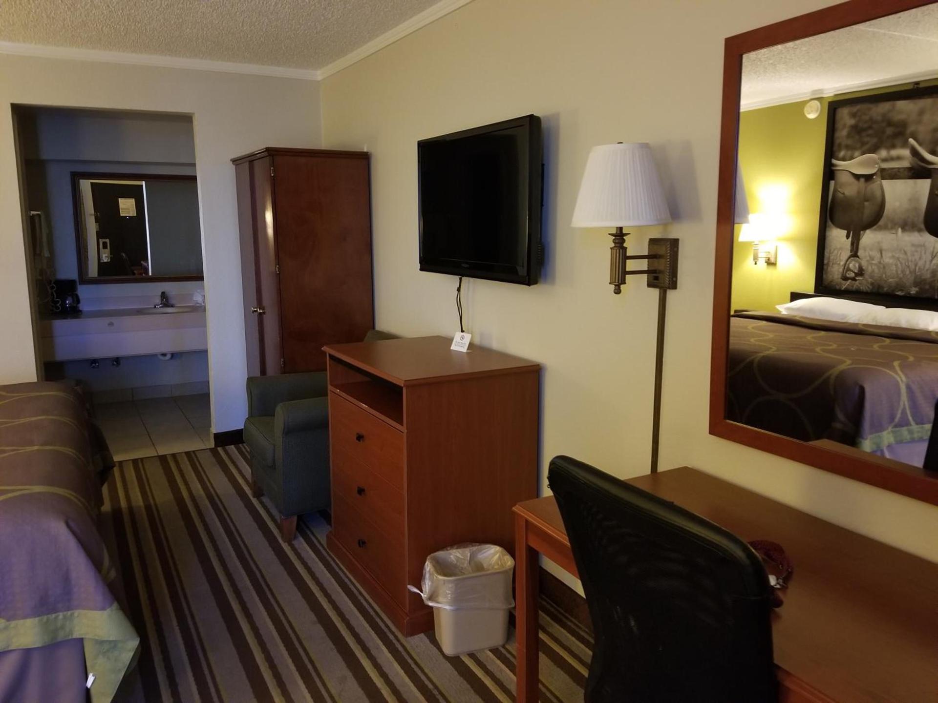 Super 8 by Wyndham Longview/North photo 34