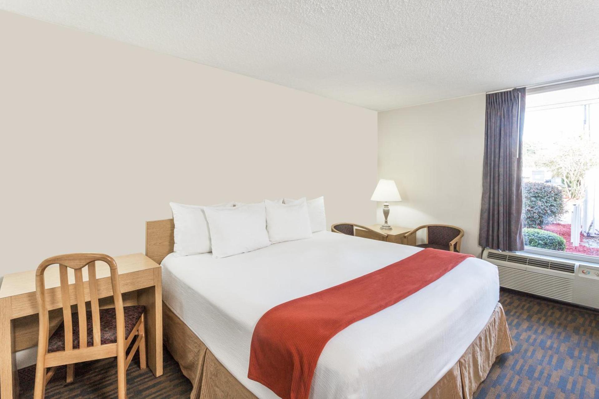 Days Inn by Wyndham Adel I-75 photo 11