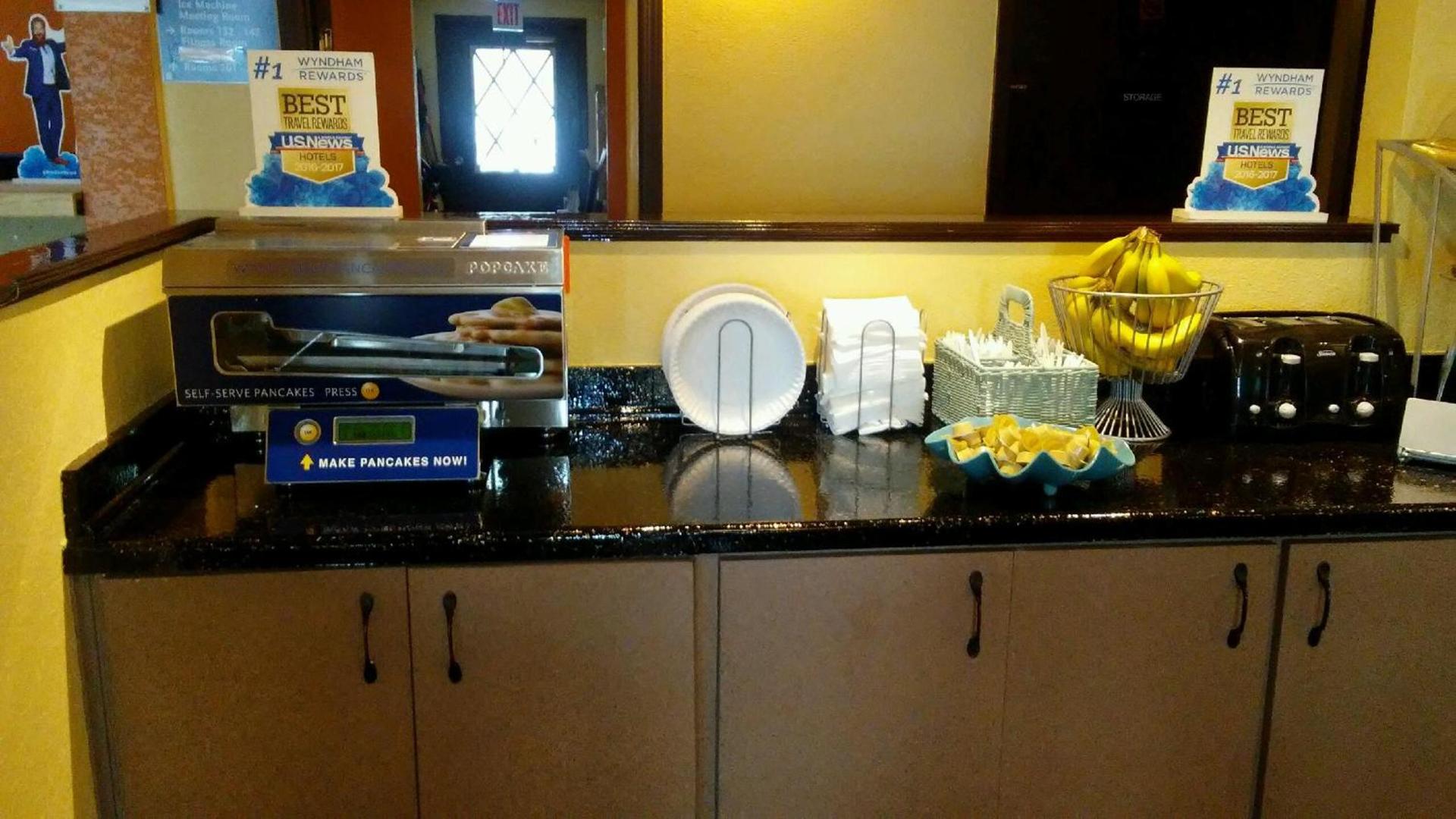 Days Inn & Suites by Wyndham Stevens Point photo 30