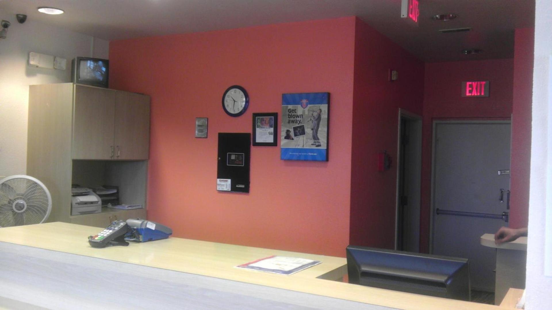 Red Roof Inn Kokomo photo 12
