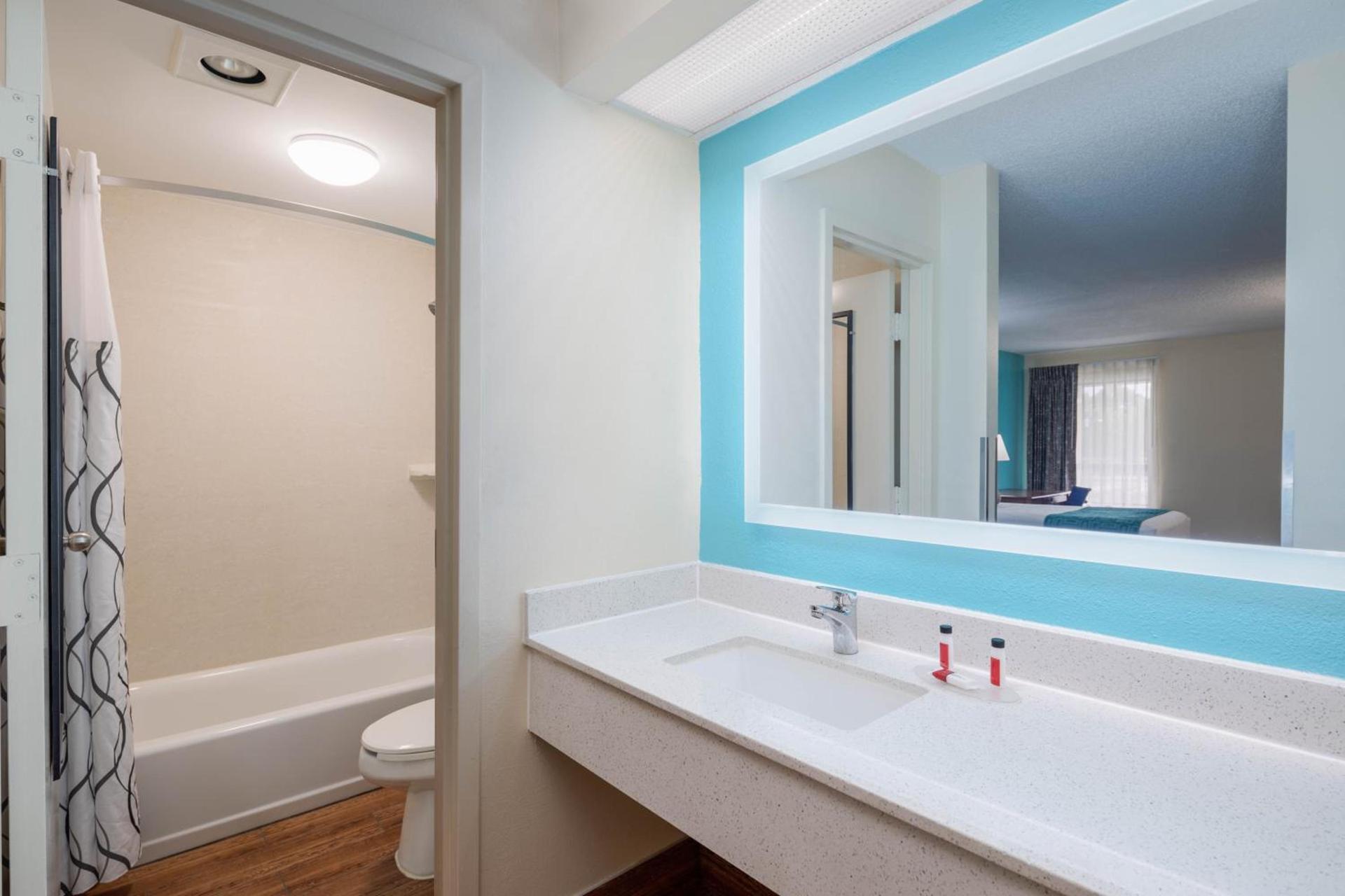 Howard Johnson by Wyndham Savannah GA photo 28