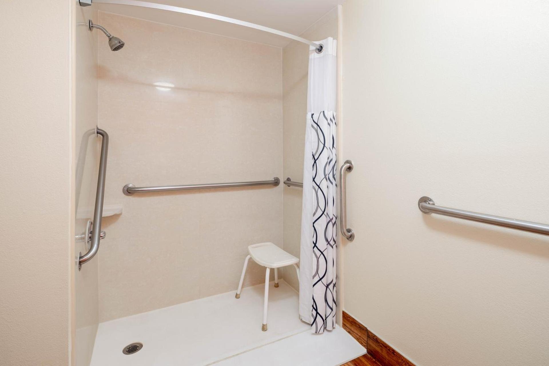 Howard Johnson by Wyndham Savannah GA photo 29