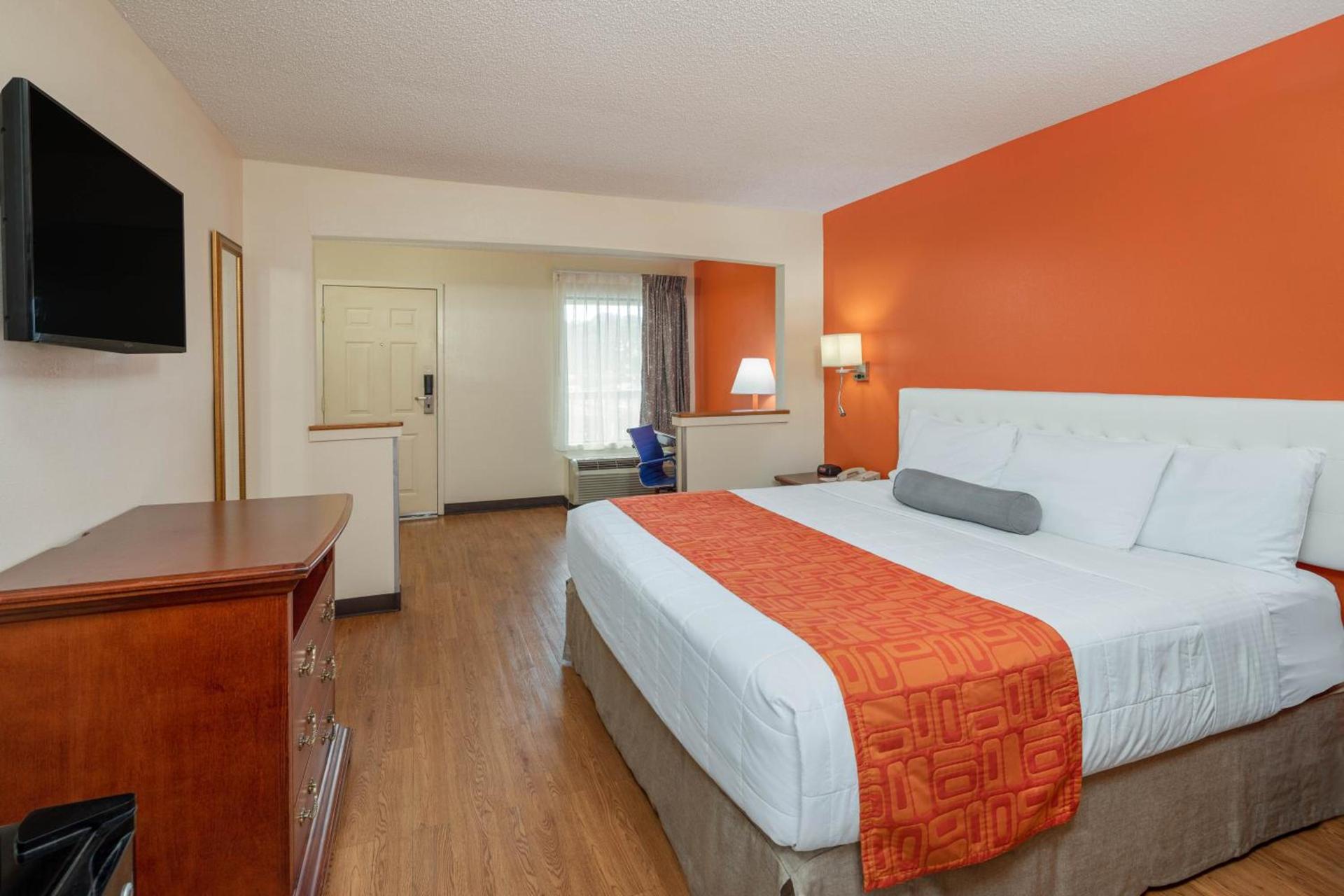 Howard Johnson by Wyndham Savannah GA photo 26