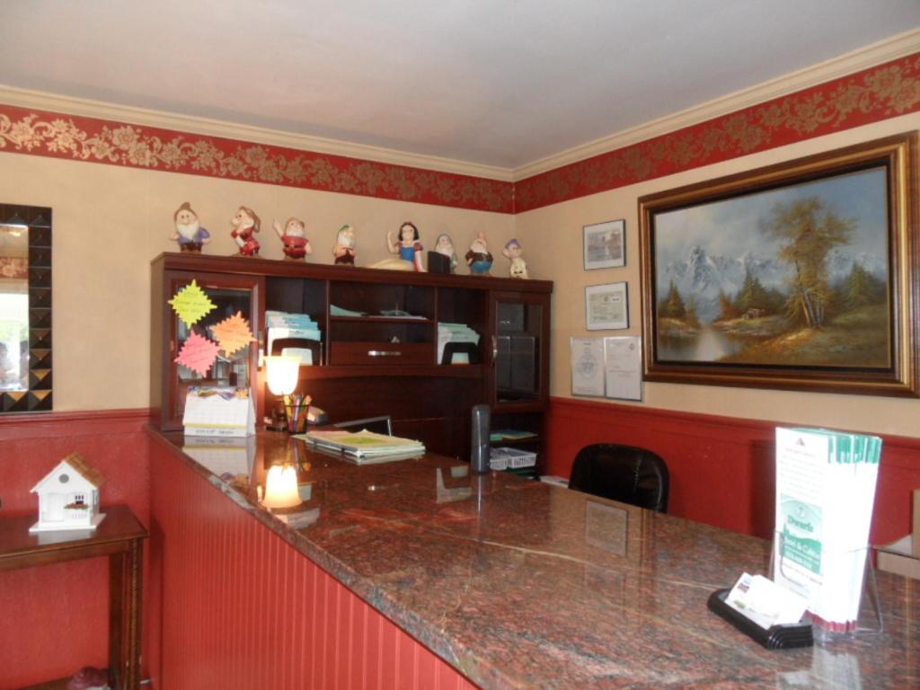 Seven Dwarfs Motel & Cabins photo 52