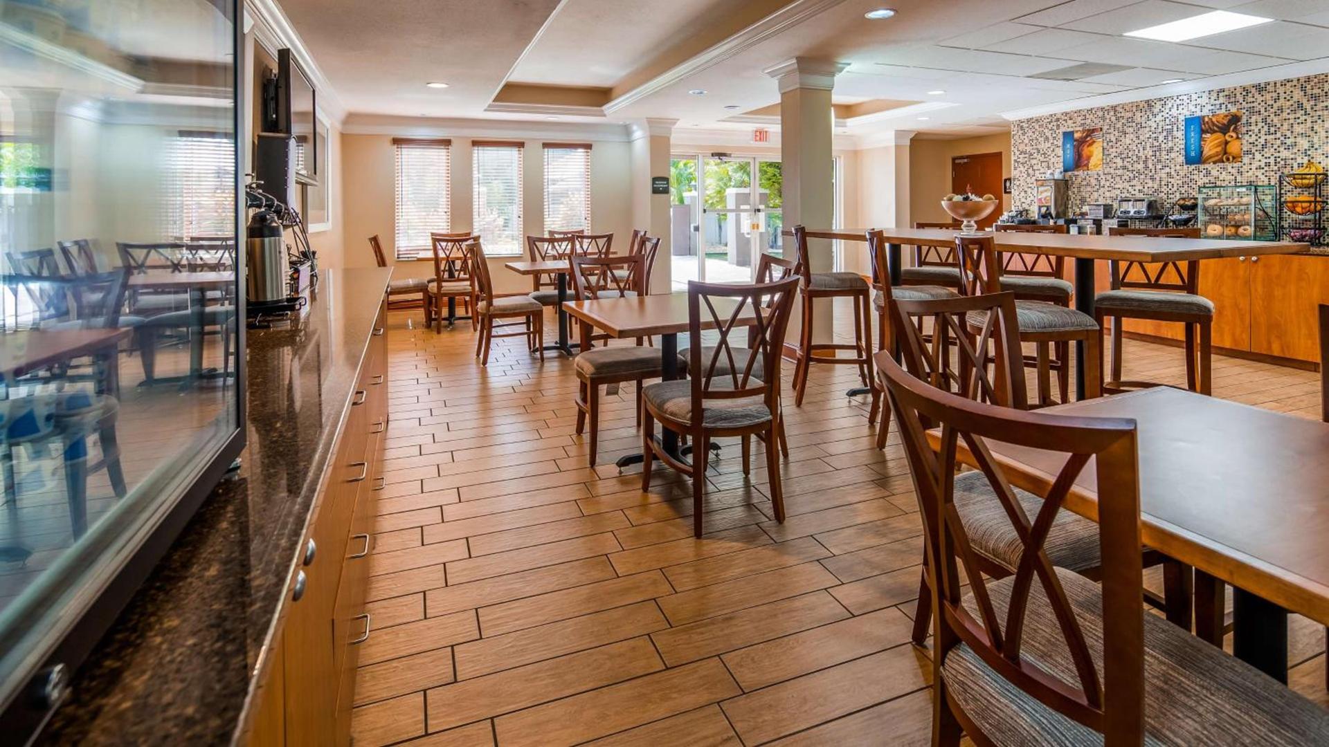 Best Western Plus Bradenton Hotel & Suites photo 4