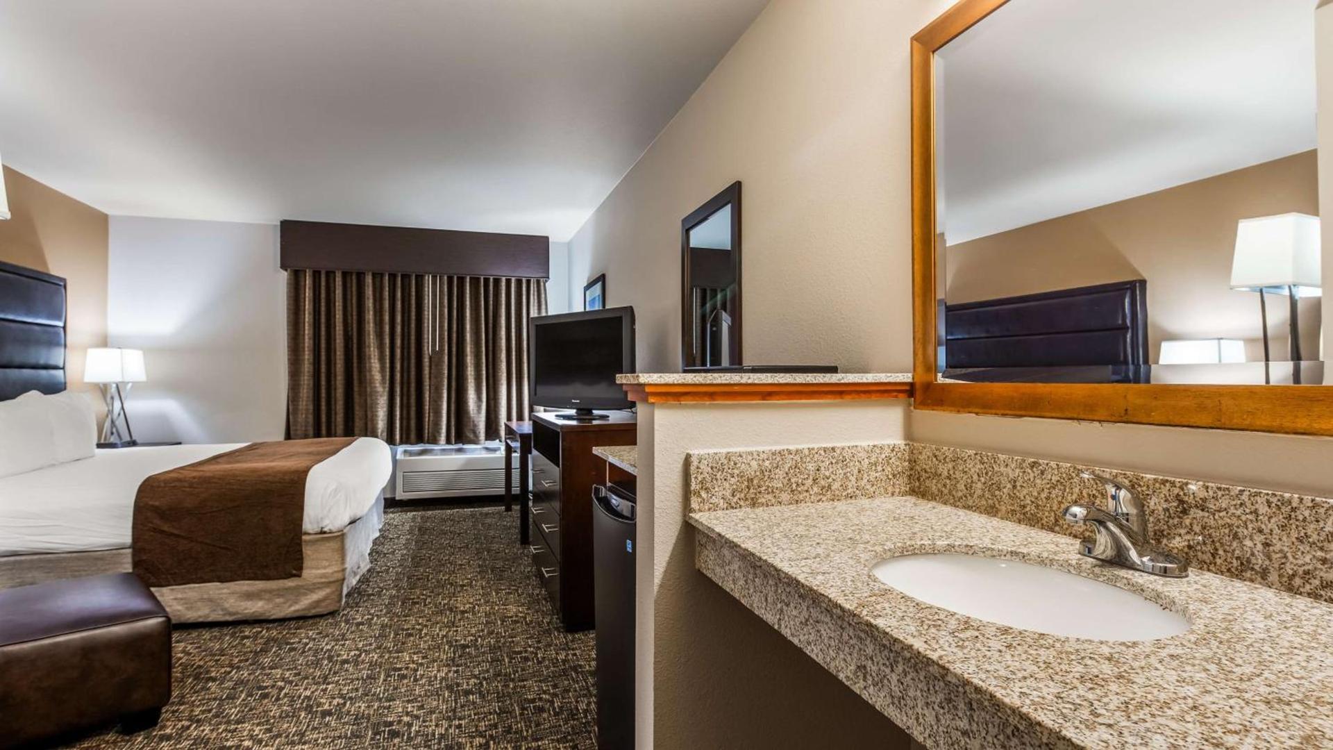 Best Western Oak Meadows Inn photo 11