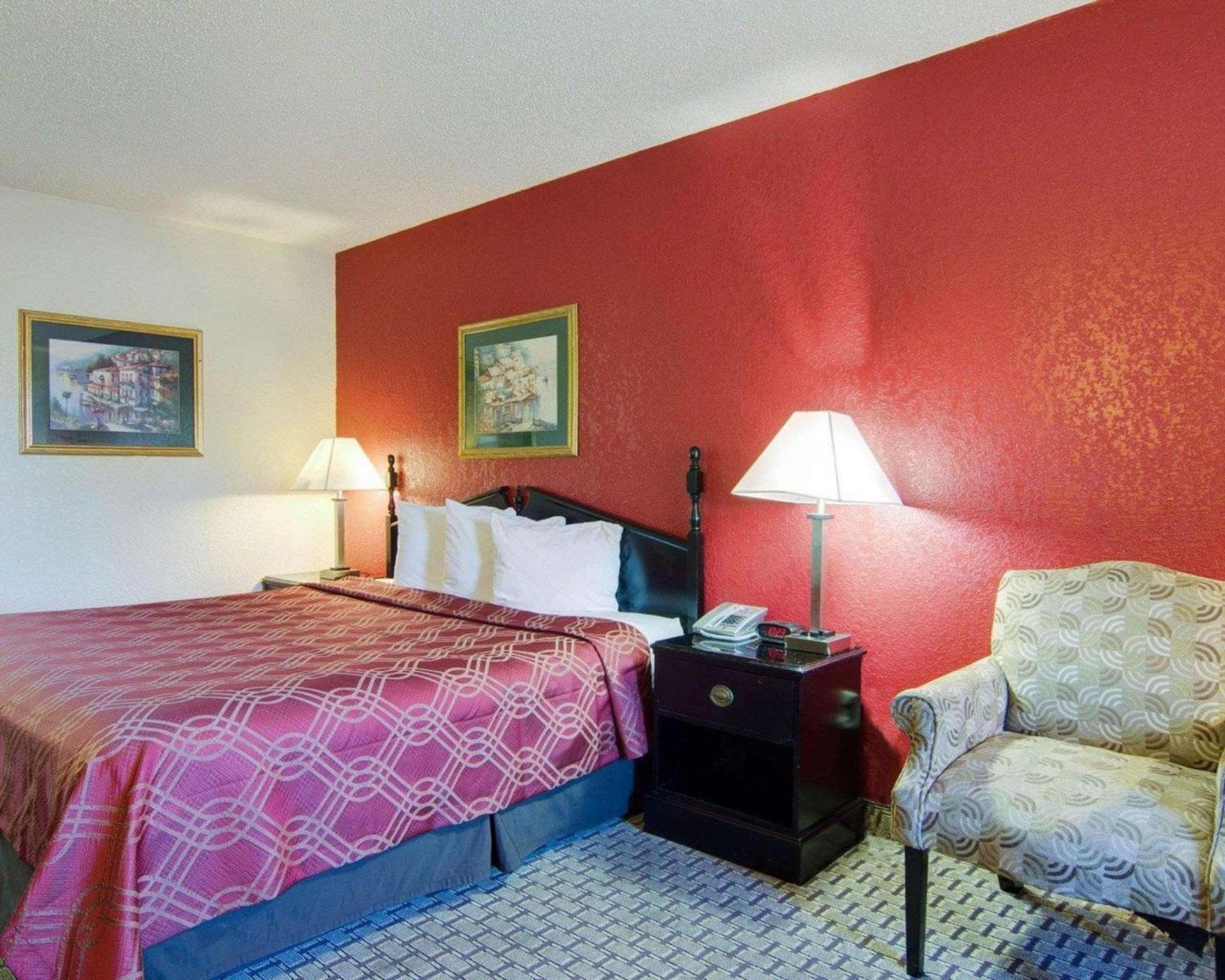 Econo Lodge Pine Bluff photo 11