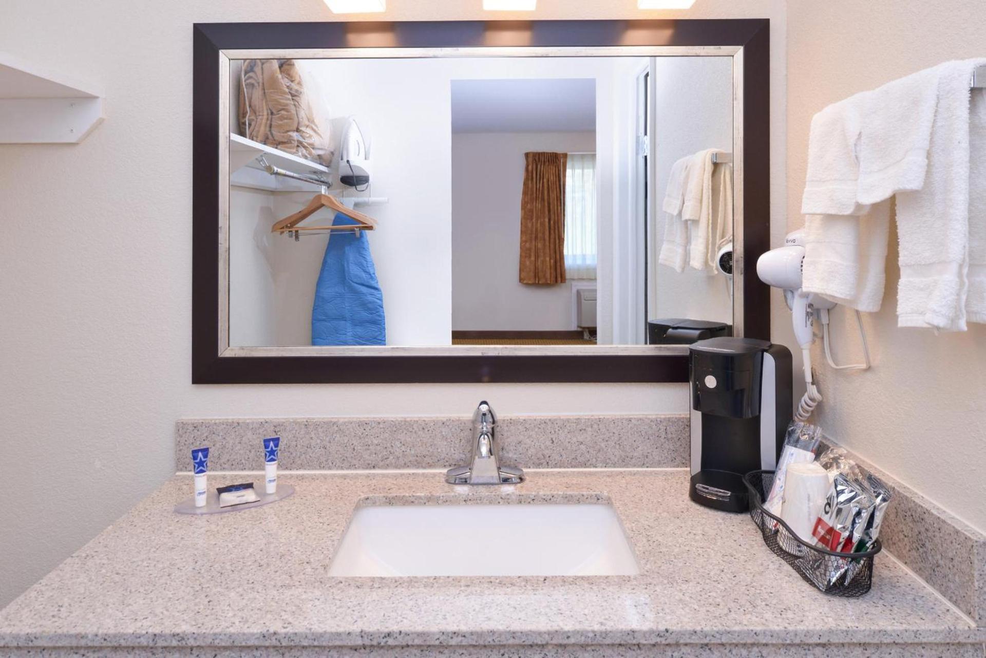 Americas Best Value Inn Plattsburgh photo 32