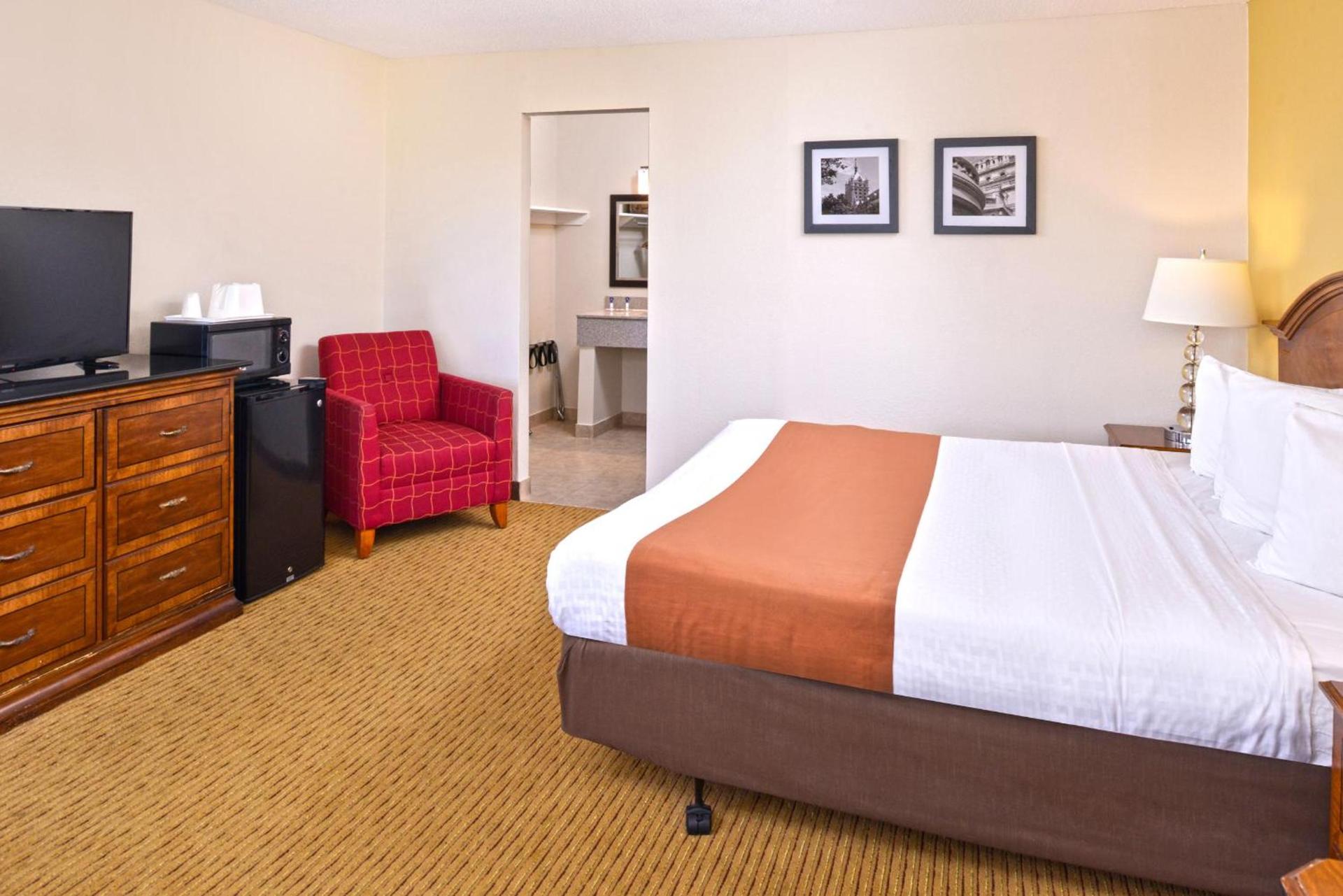 Americas Best Value Inn Plattsburgh photo 4