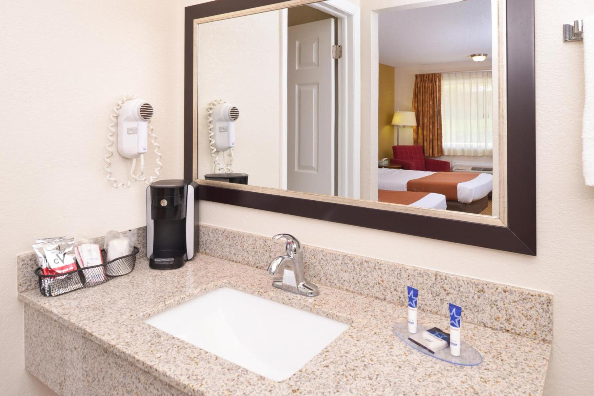 Americas Best Value Inn Plattsburgh photo 29
