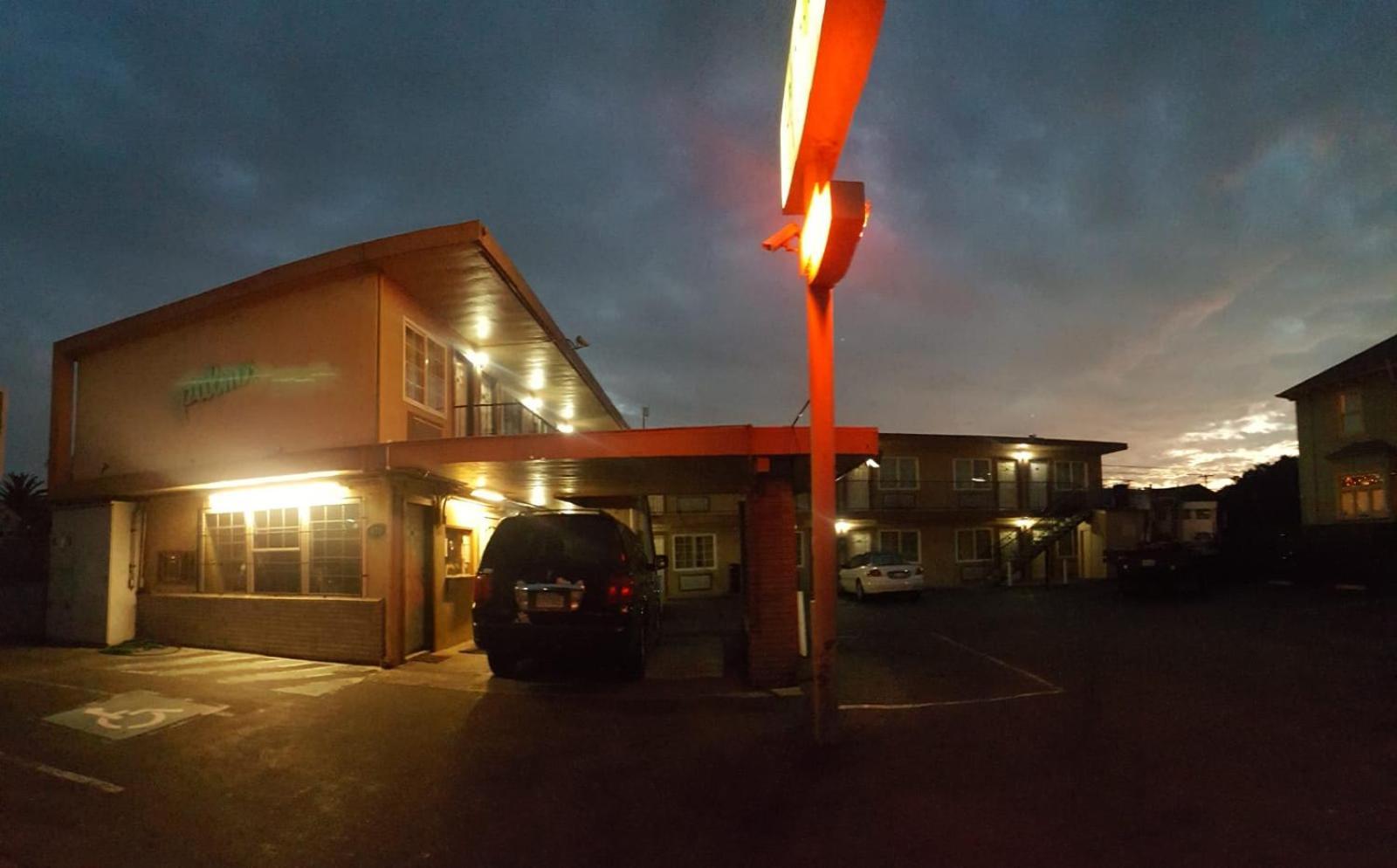 Palms Motel photo 8